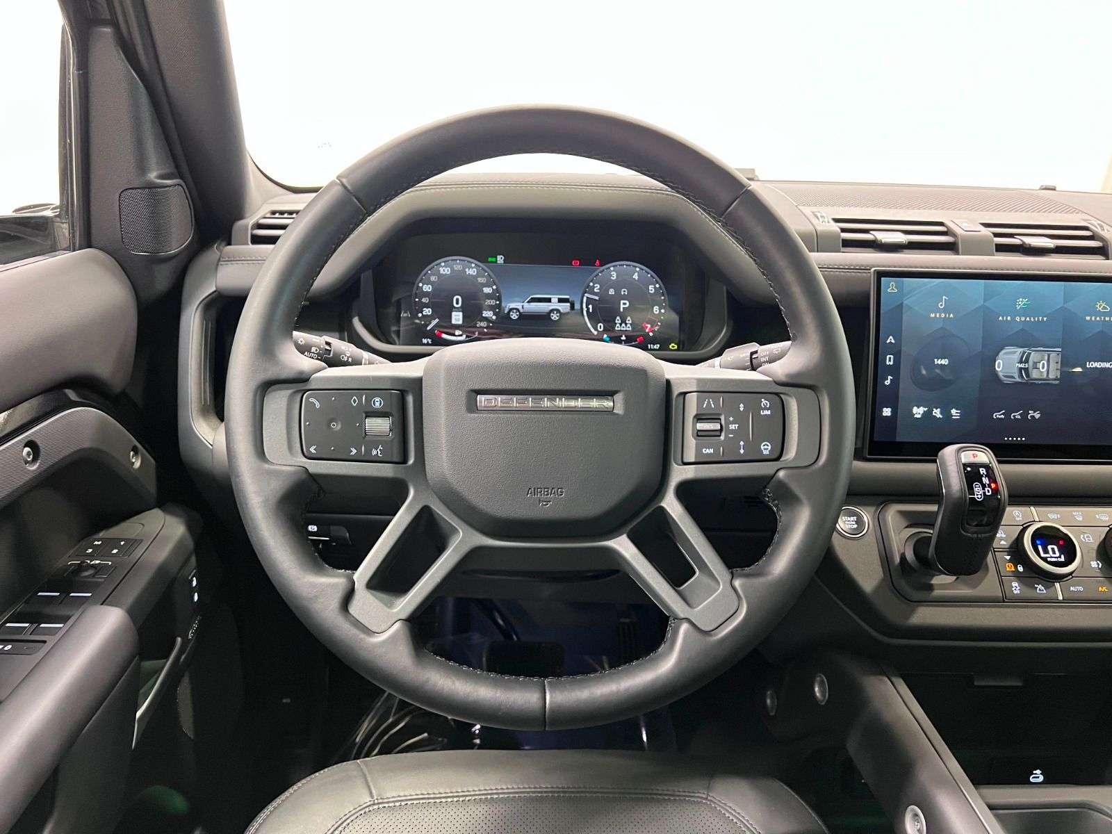 2025 Land Rover Defender 130 P400 X-DYNAMIC SE thumb 13