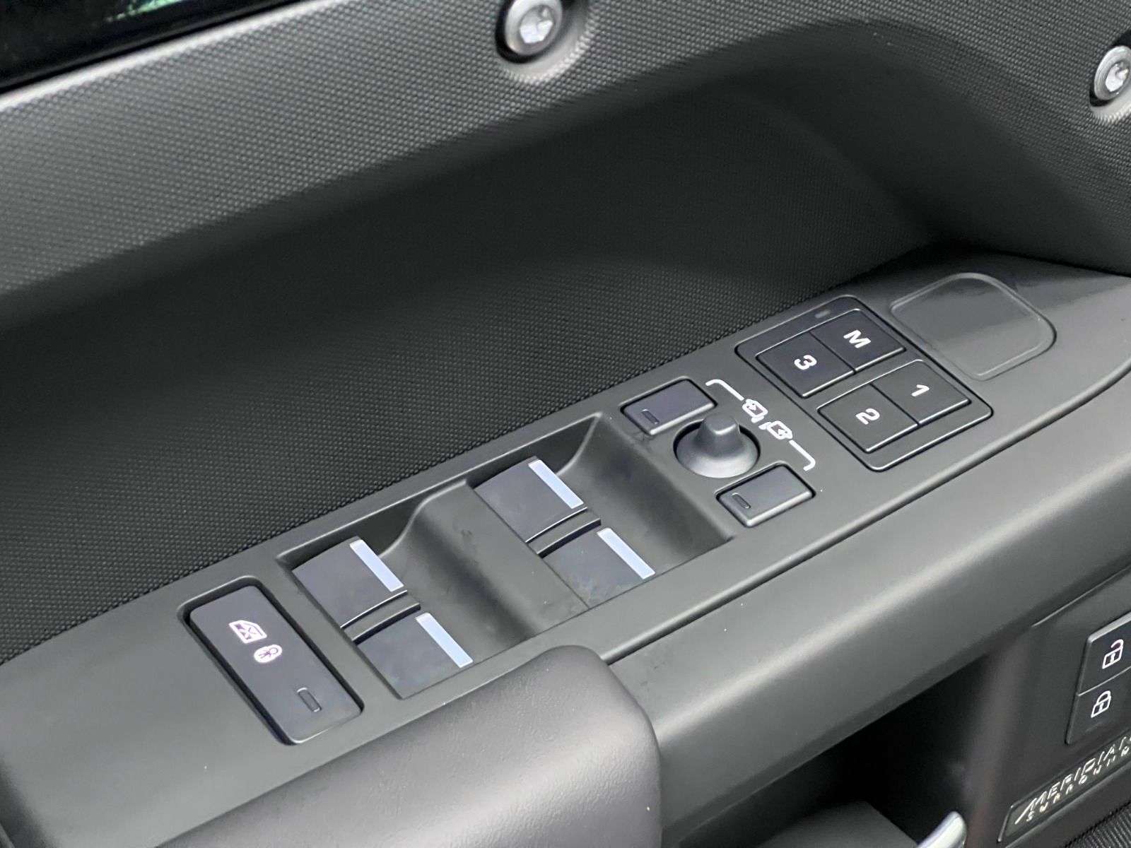 2025 Land Rover Defender 130 P400 X-DYNAMIC SE thumb 29