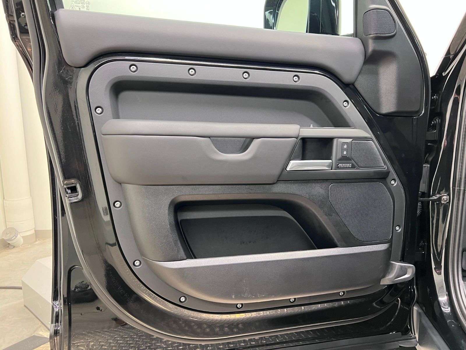 2025 Land Rover Defender 130 P400 X-DYNAMIC SE thumb 28