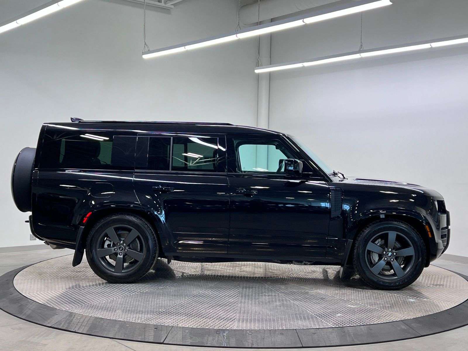 2025 Land Rover Defender 130 P400 X-DYNAMIC SE thumb 7