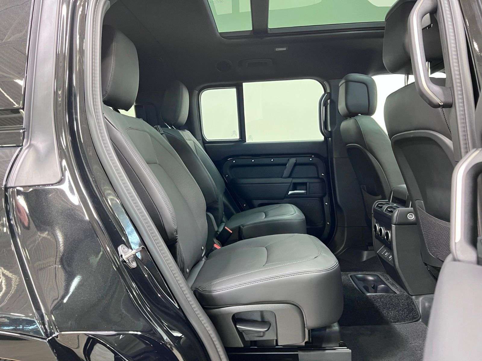 2025 Land Rover Defender 130 P400 X-DYNAMIC SE thumb 24