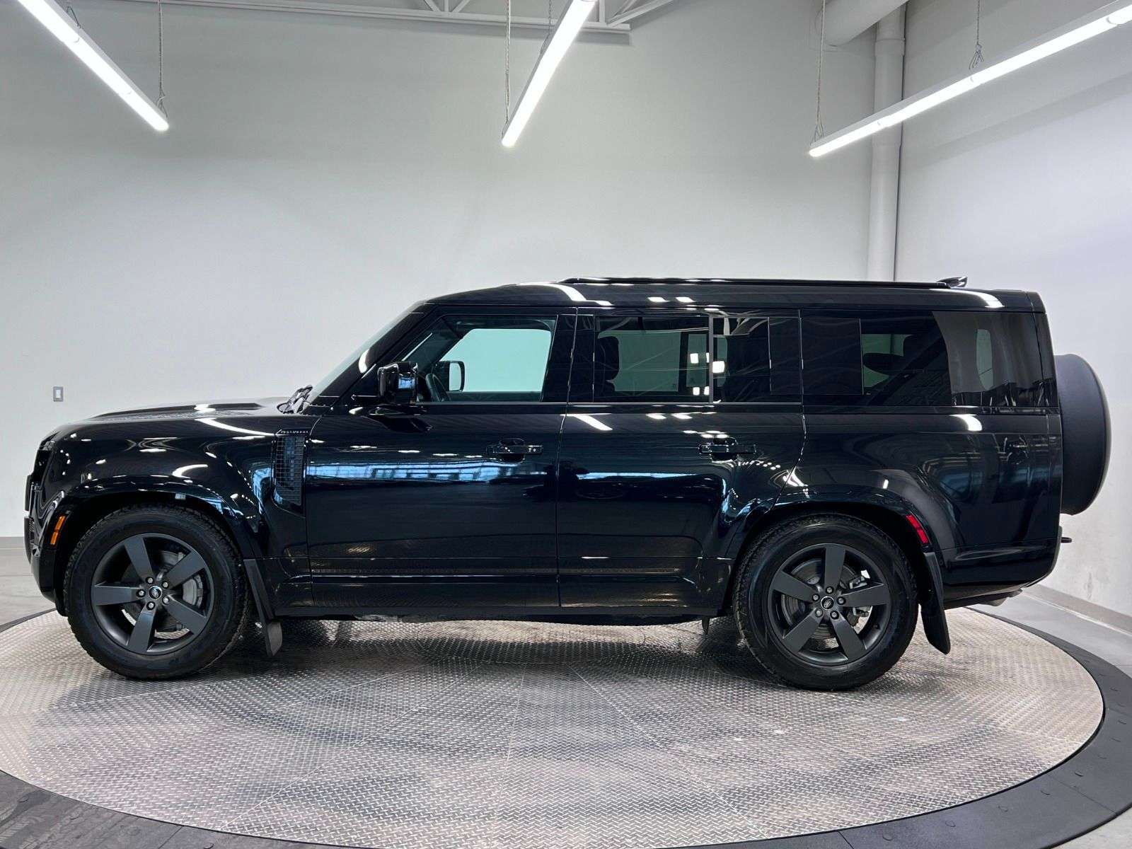 2025 Land Rover Defender 130 P400 X-DYNAMIC SE alt 2