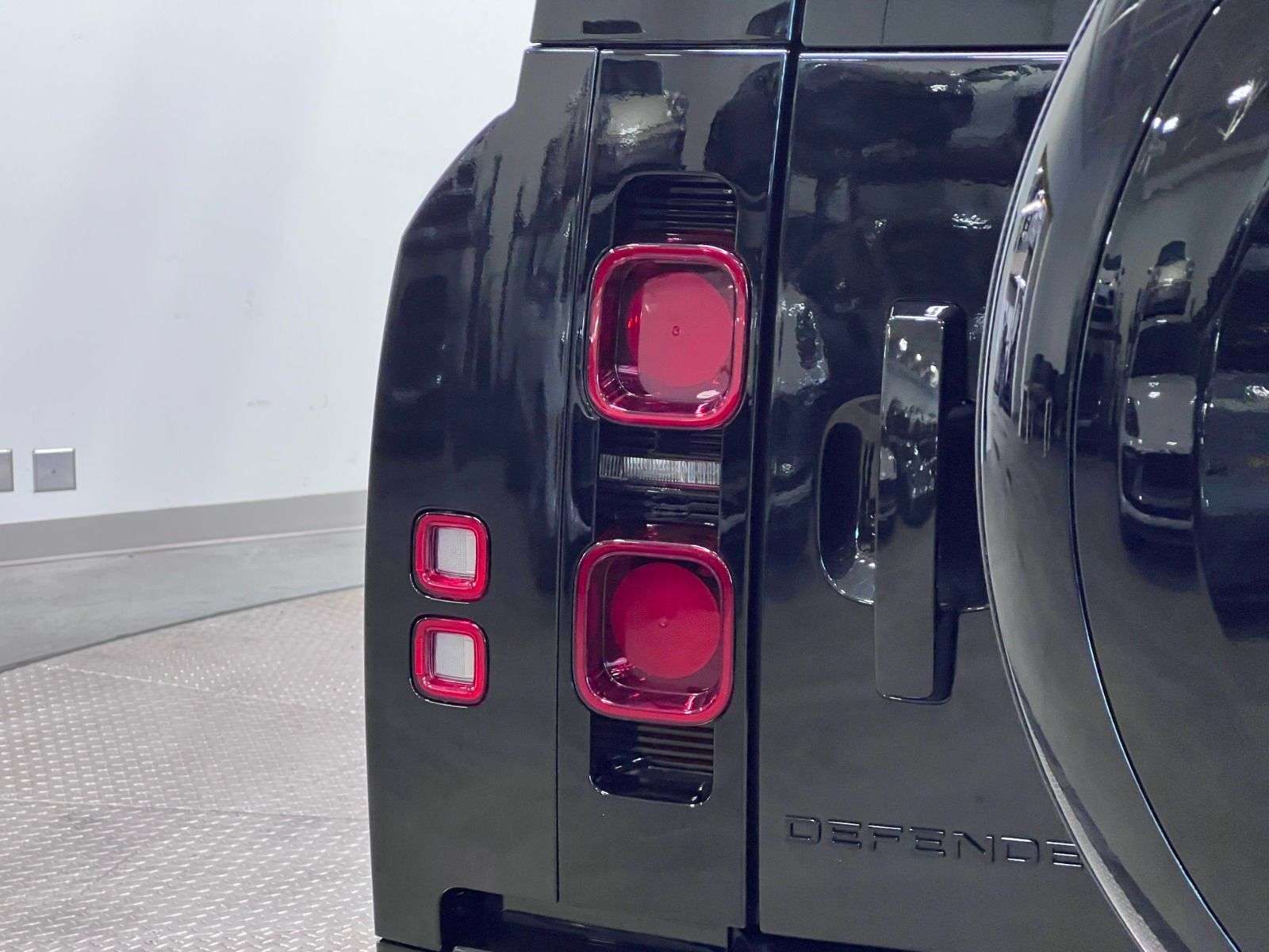 2025 Land Rover Defender 130 P400 X-DYNAMIC SE thumb 12