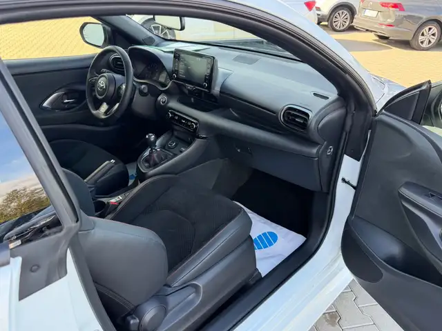 Toyota Yaris view 11