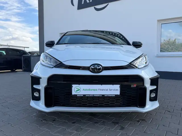 Toyota Yaris view 3
