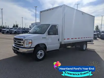 White 2027 Ford E-Series Chassis E-450 SD Cutaway 158 DRW RWD Pickup Truck Rear-Wheel Drive 6-Speed Automatic