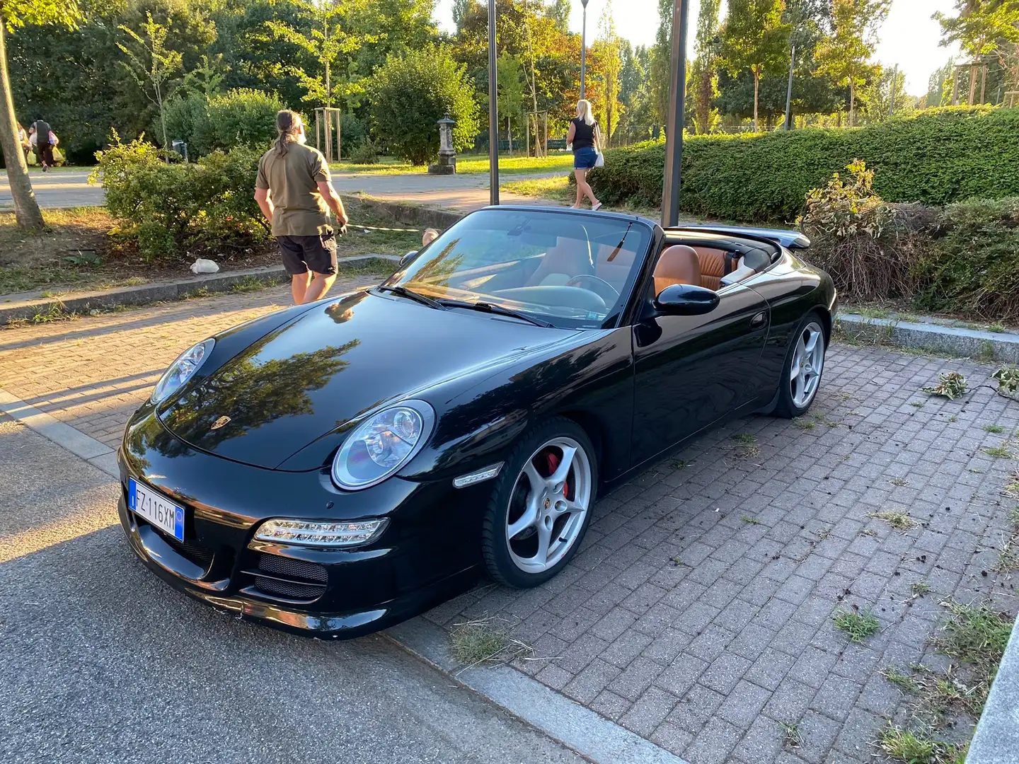 Porsche 996 Carrera 4 Cabriolet Black - 1