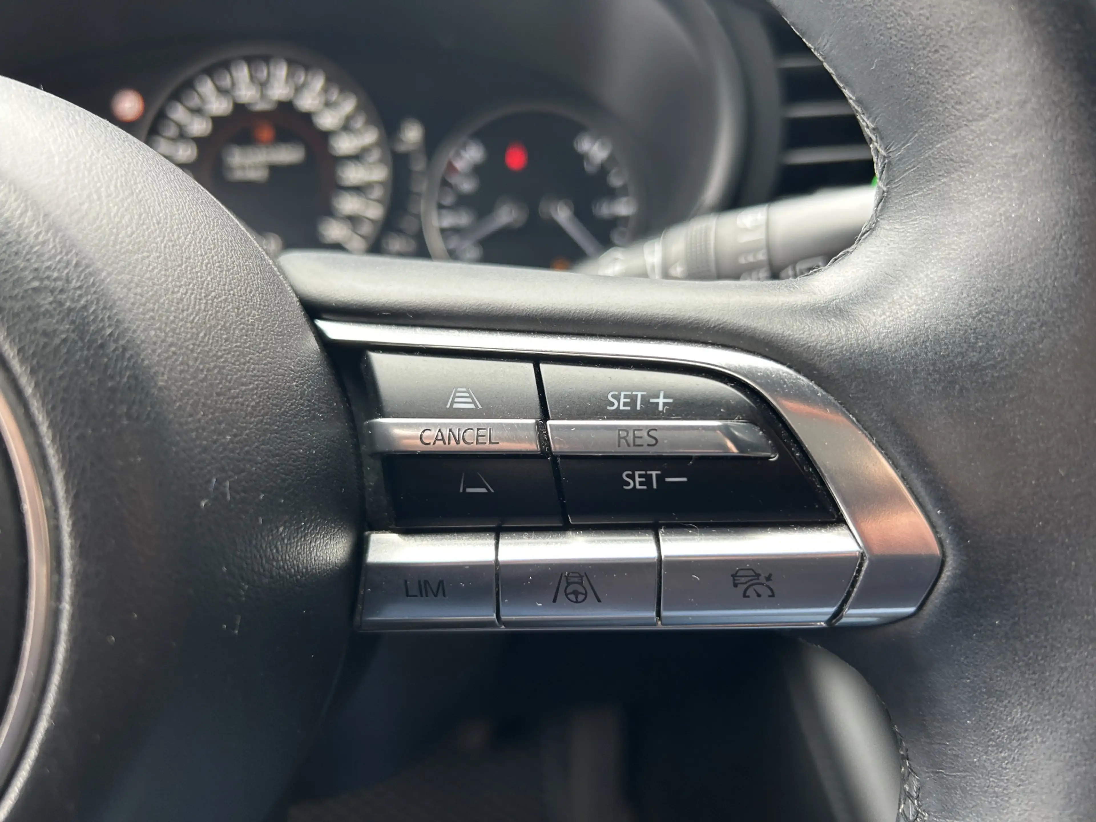 Mazda 3 2.0 e-SkyActiv-G M Hybrid 122 Luxury // FULL LED / — photo 11