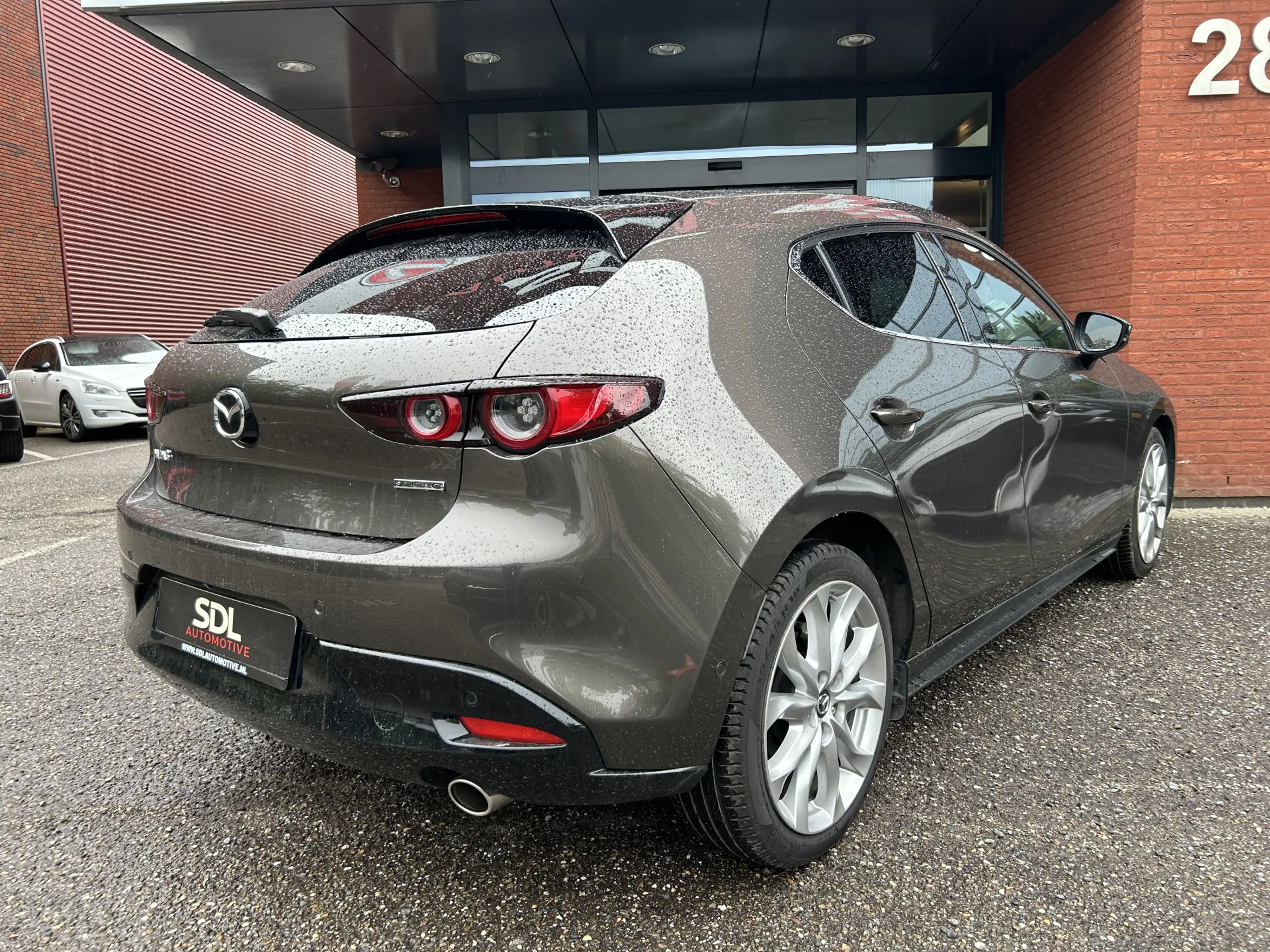 Mazda 3 2.0 e-SkyActiv-G M Hybrid 122 Luxury // FULL LED / — photo 3