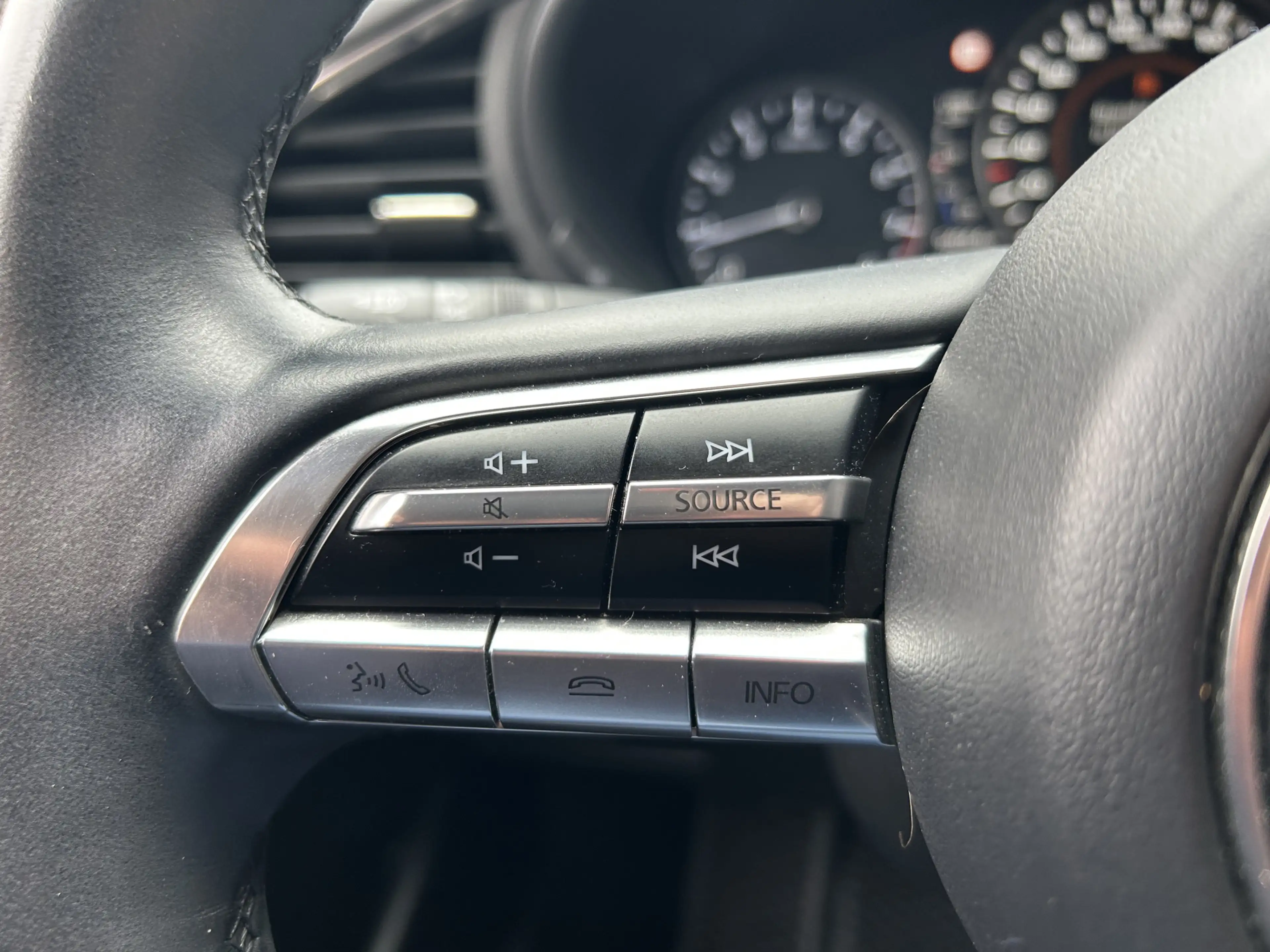Mazda 3 2.0 e-SkyActiv-G M Hybrid 122 Luxury // FULL LED / — photo 10