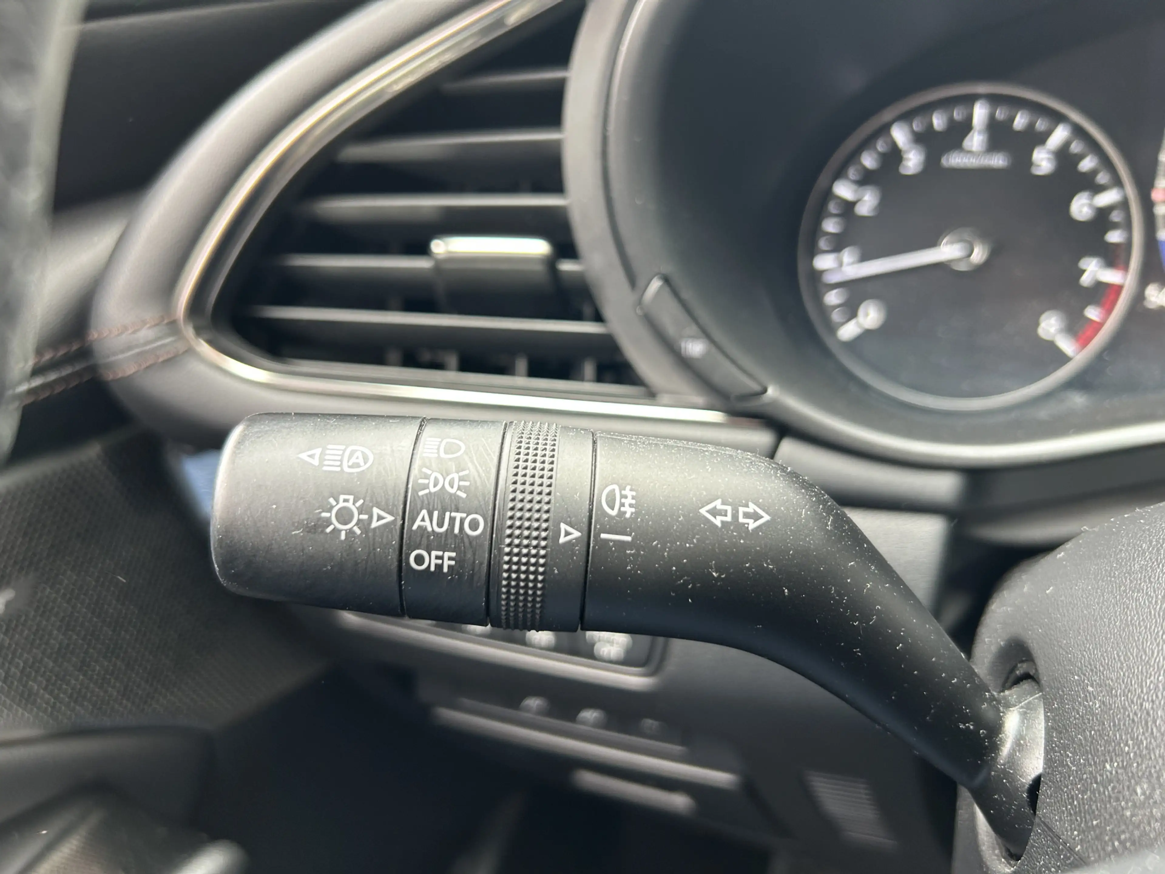 Mazda 3 2.0 e-SkyActiv-G M Hybrid 122 Luxury // FULL LED / — photo 12