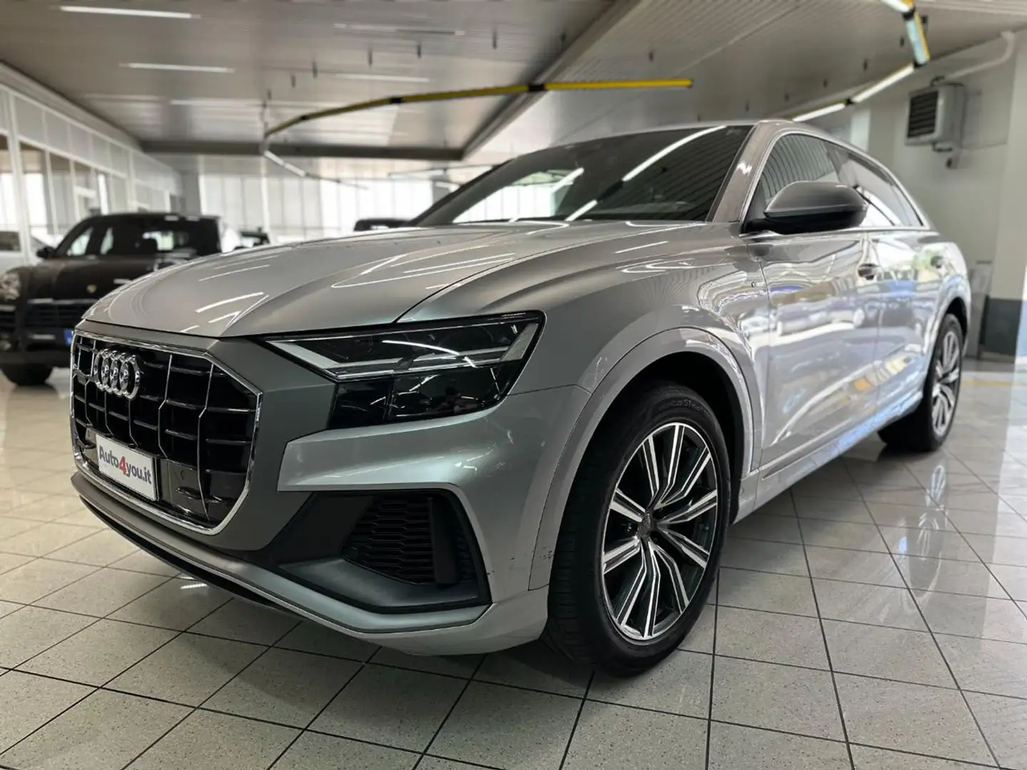 Audi Q8 50 TDI 286CV quattro tiptronic Sport UNI PROP Argento - 2