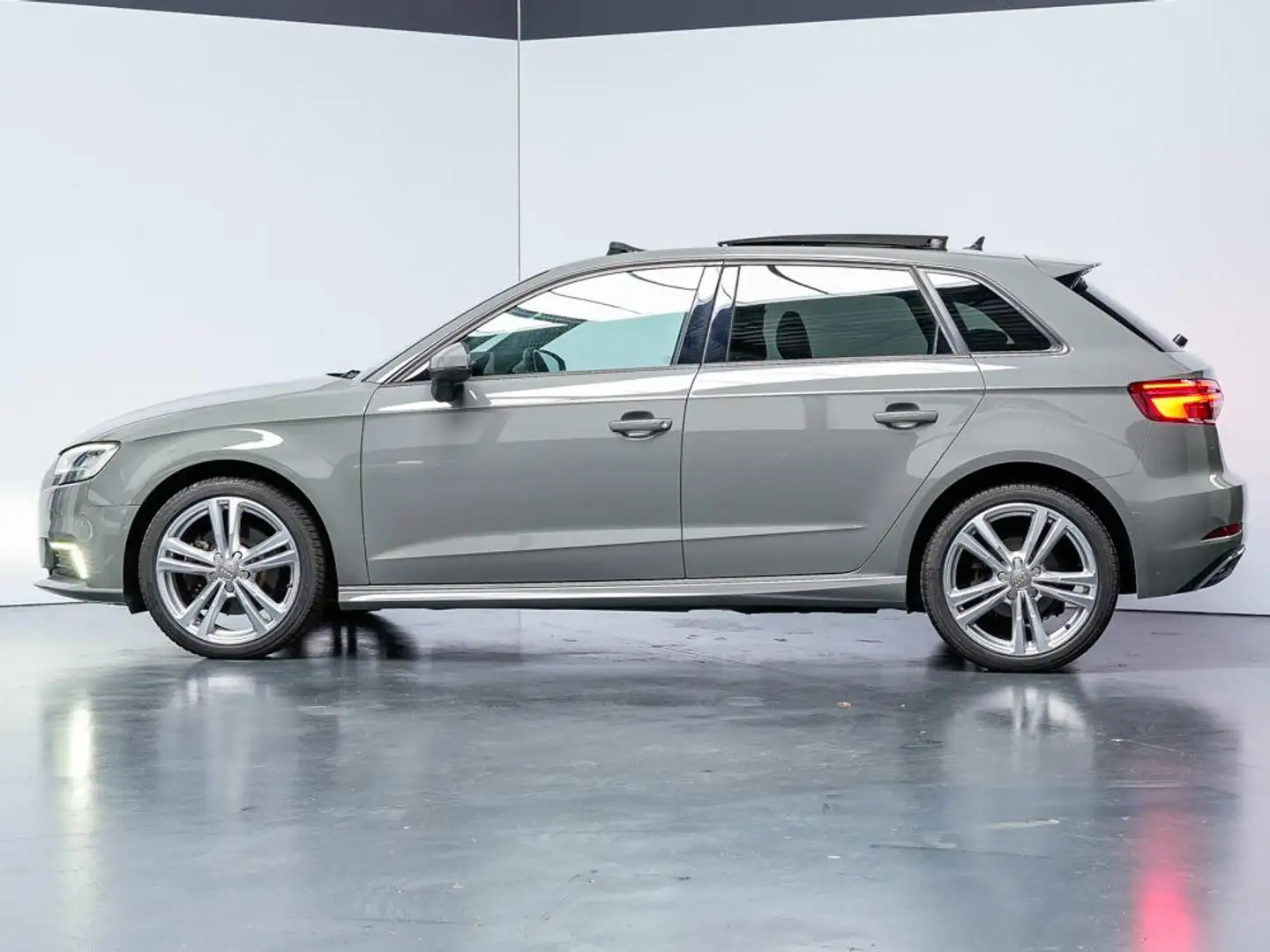 Audi A3 Sportback 40 e-tron S-Line | Panodak | B&O Audio Grijs - 2