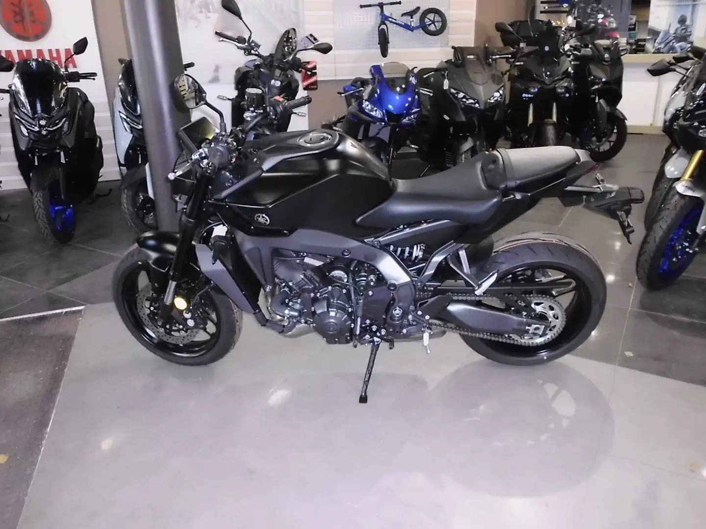 Yamaha MT-09 Noir - 1