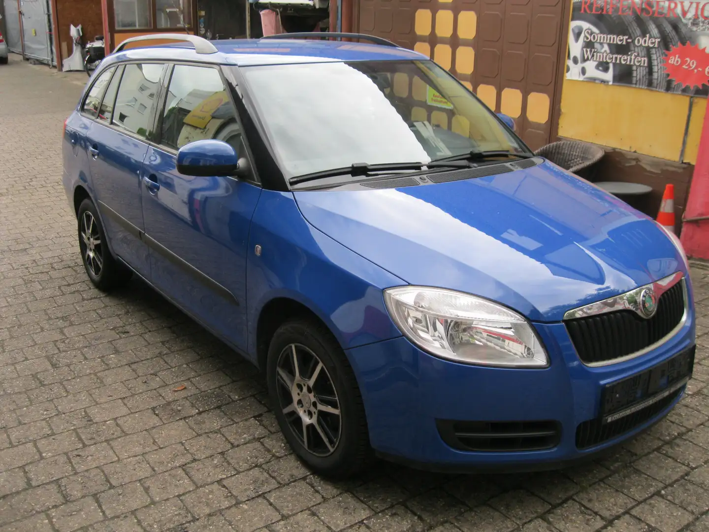 Skoda Fabia 1.2 HTP Combi Ambiente Bleu - 1