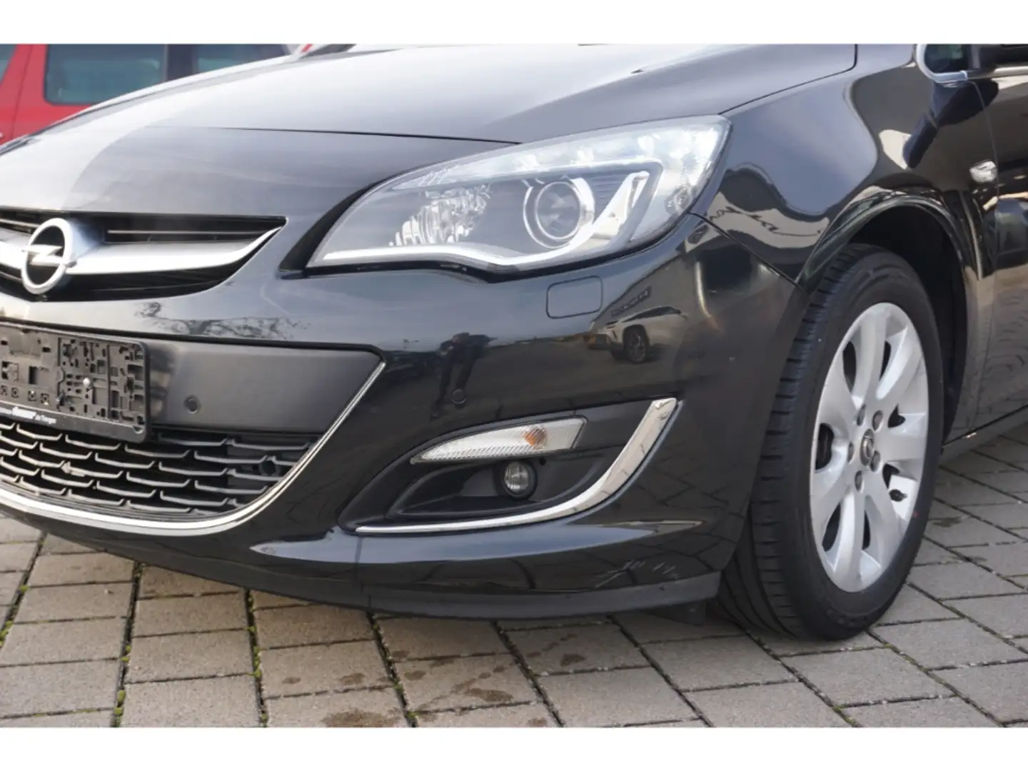 Opel Astra J Sports Tourer 1.6 DI Turbo Exklusiv Aut. Nav AFL Schwarz - 2