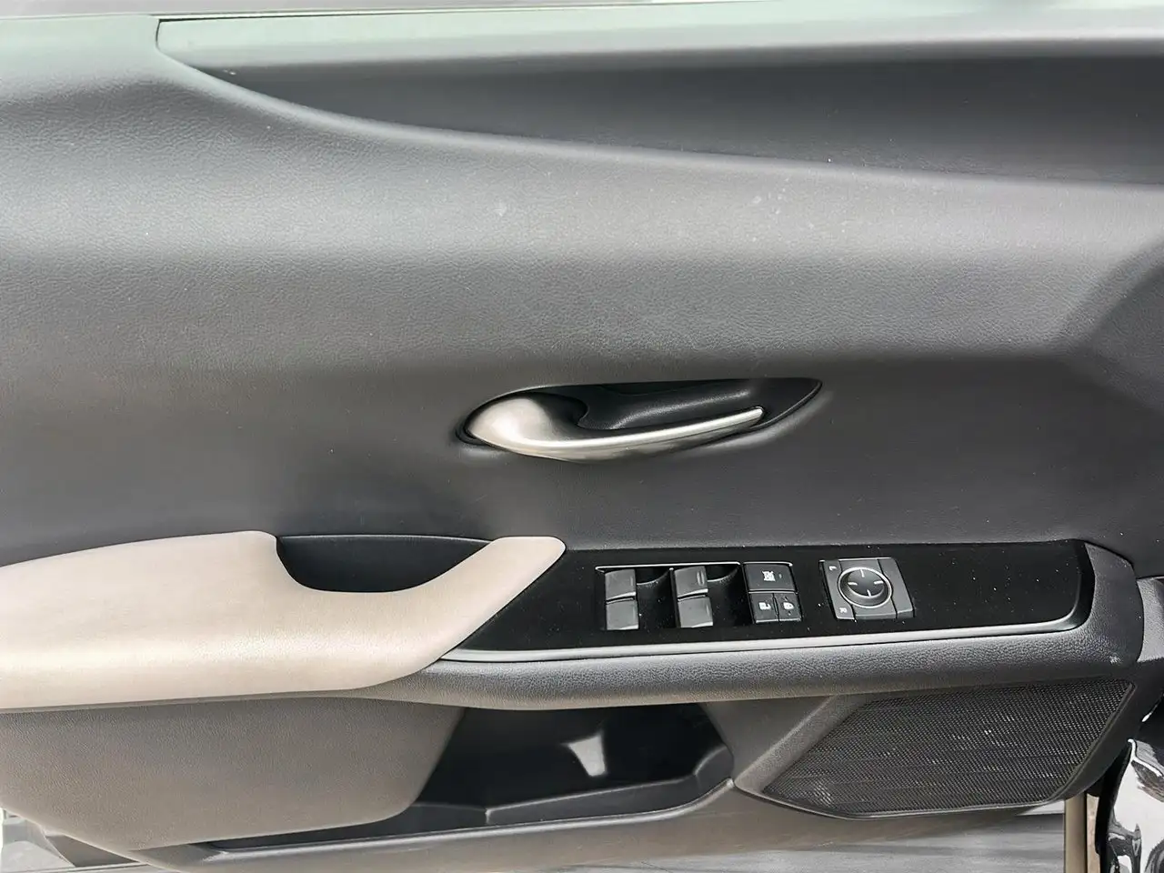 Lexus UX снимка Lexus UX