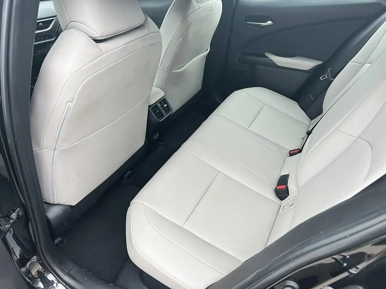 Lexus UX снимка Lexus UX