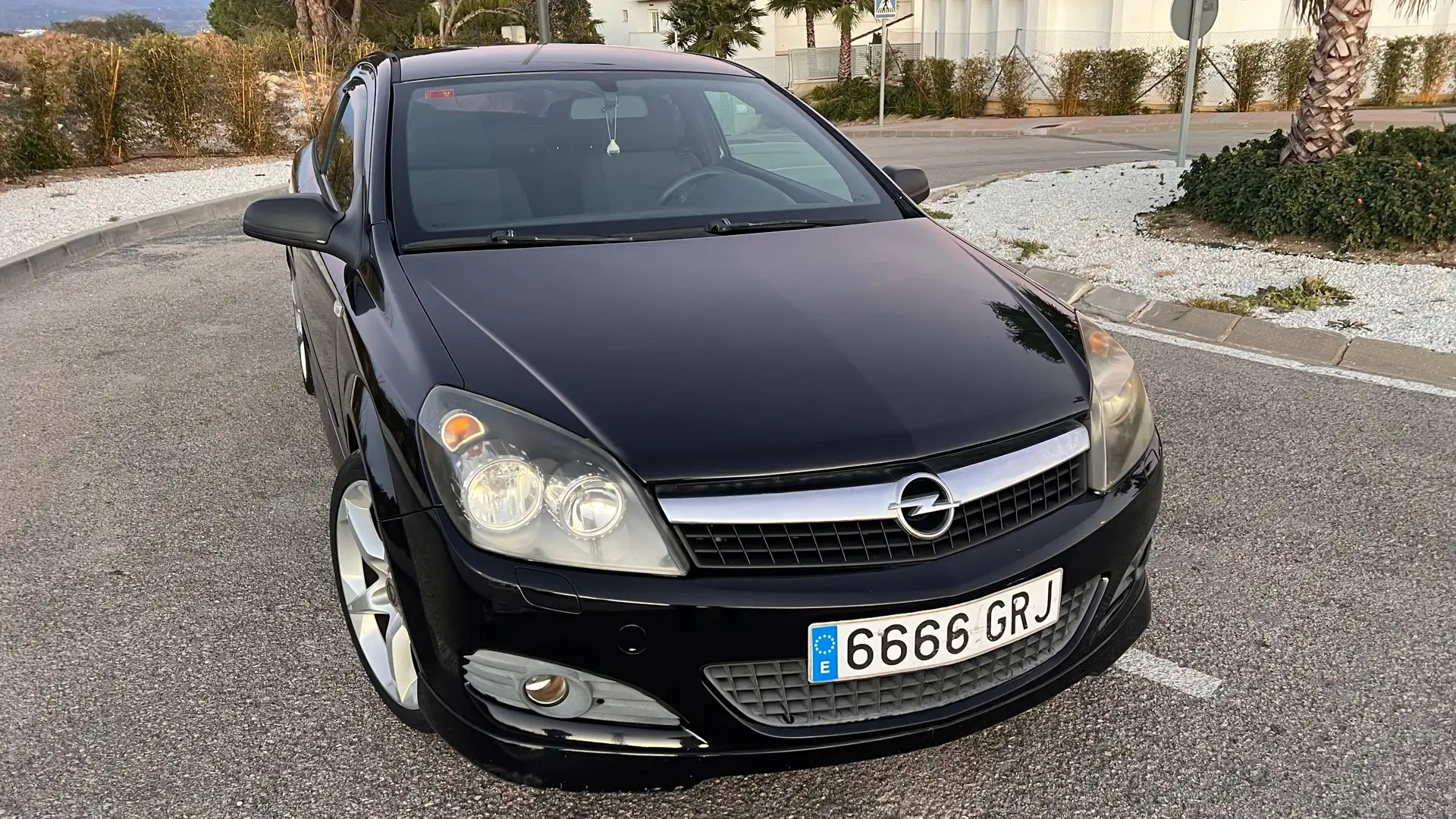 Opel Astra GTC 1.6 Negro - 1