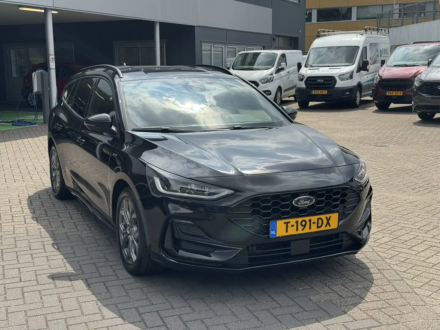Ford Focus Wagon 1.0 EcoBoost Hybrid ST Line | Nieuw model! | Zwart - 2