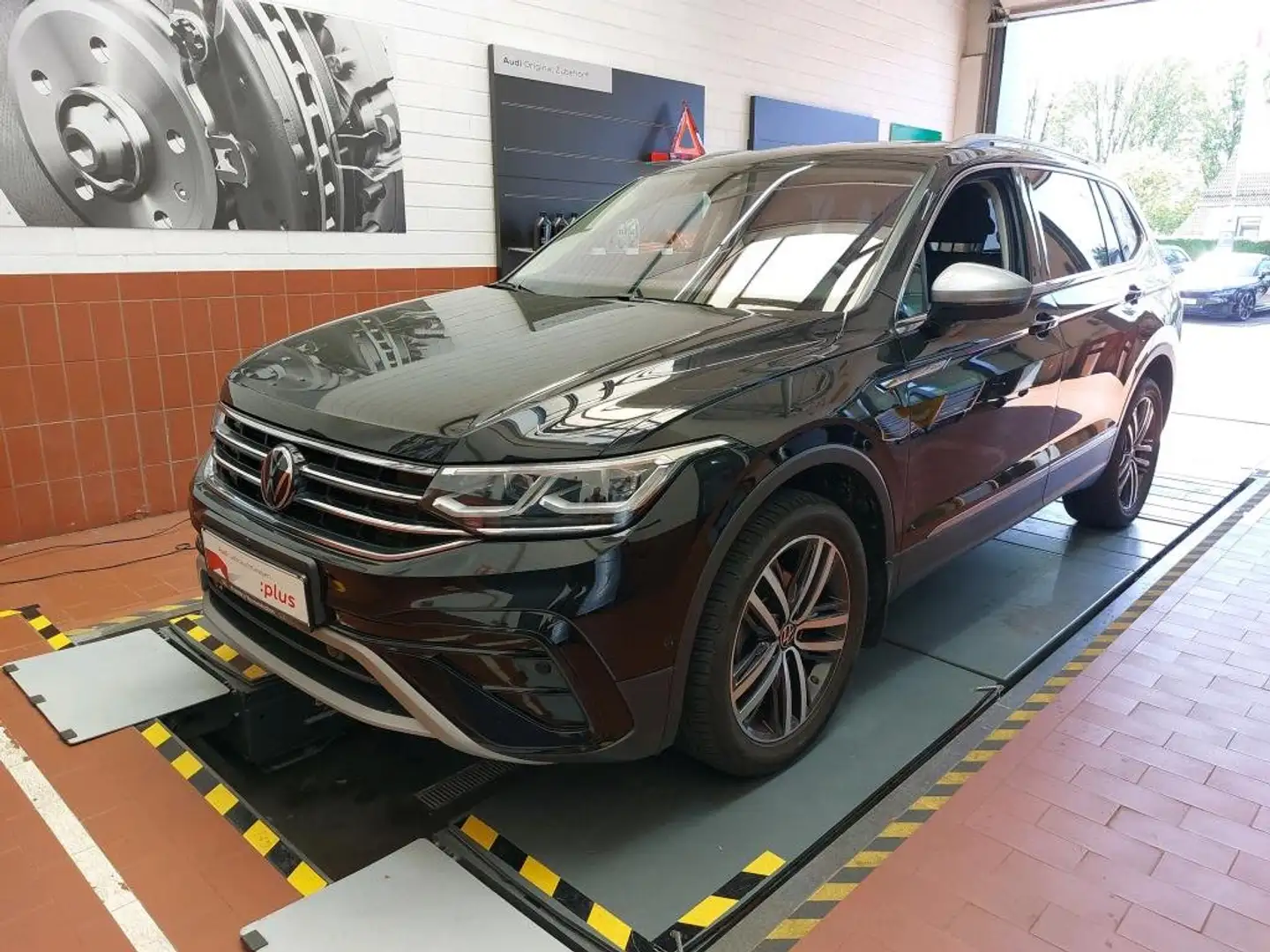 Volkswagen Tiguan Allspace Elegance 4Motion *AHV/SHZG/KAMERA/IM VORLAUF* Schwarz - 1