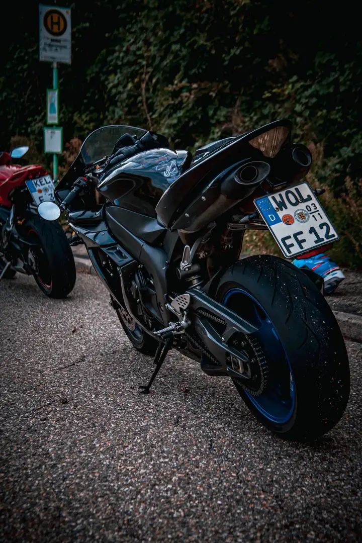 Yamaha YZF-R1 Negro - 2