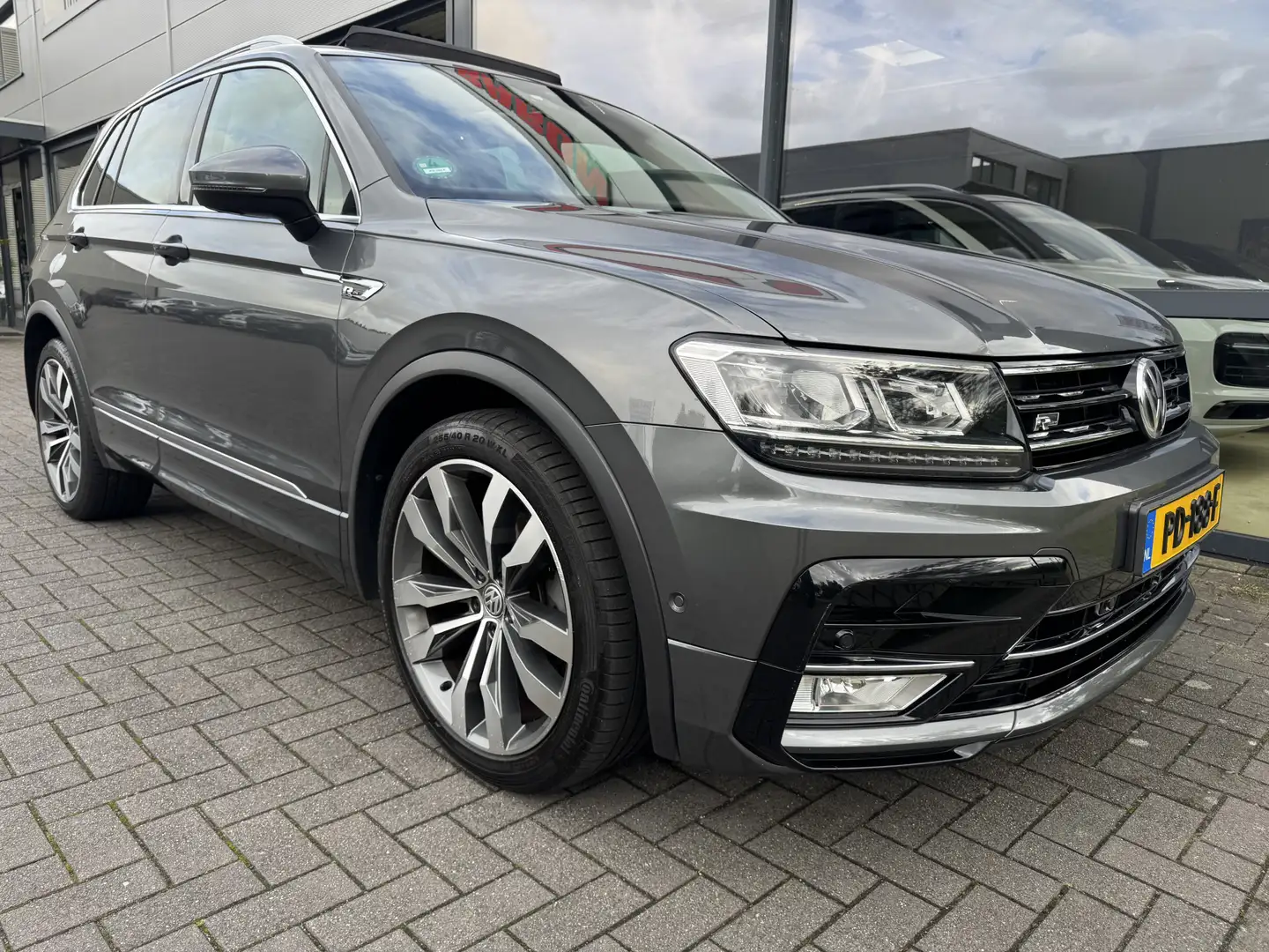Volkswagen Tiguan R-Line 1.4 TSI ACT Highline Grijs - 2