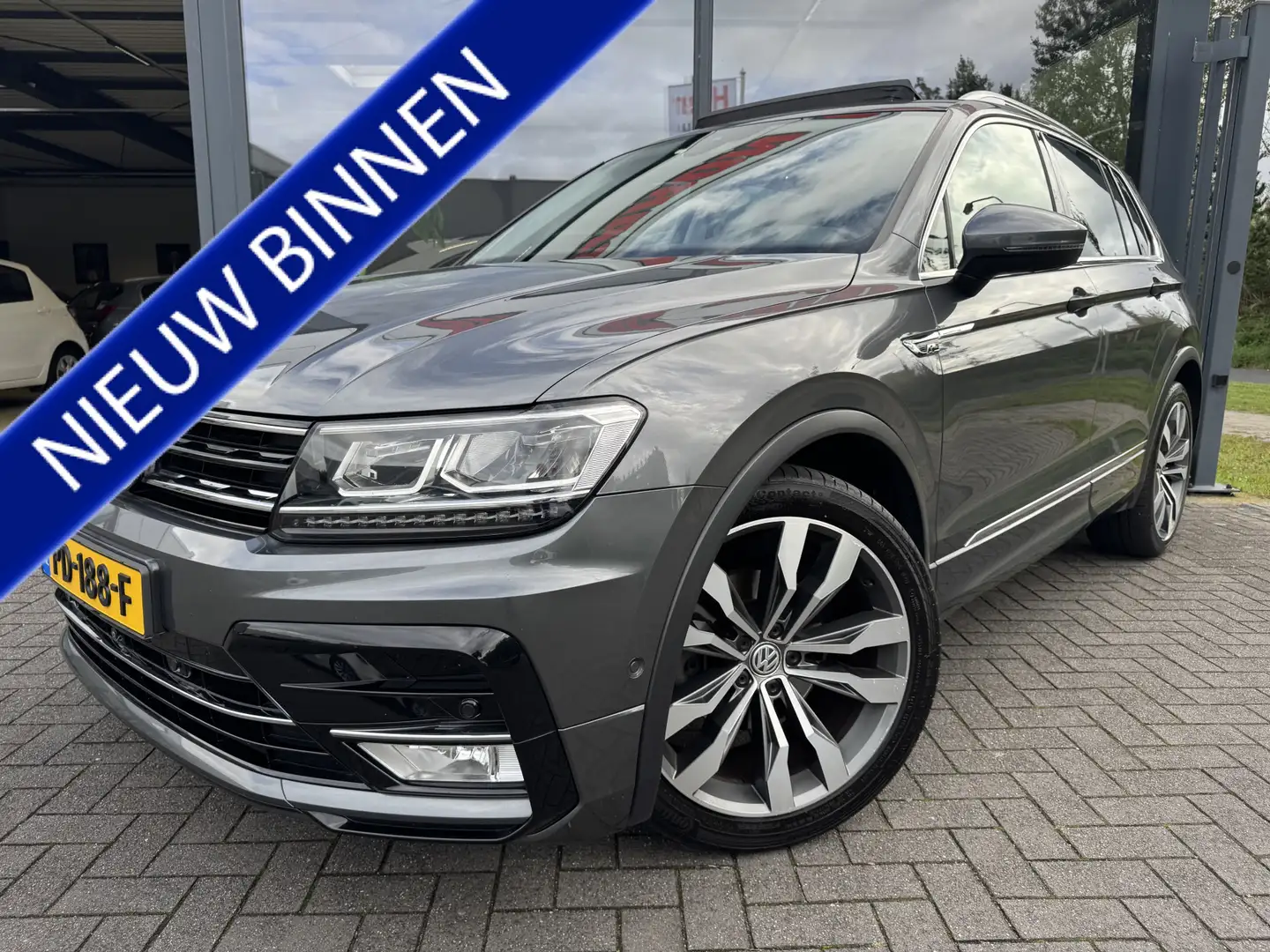 Volkswagen Tiguan R-Line 1.4 TSI ACT Highline Grijs - 1