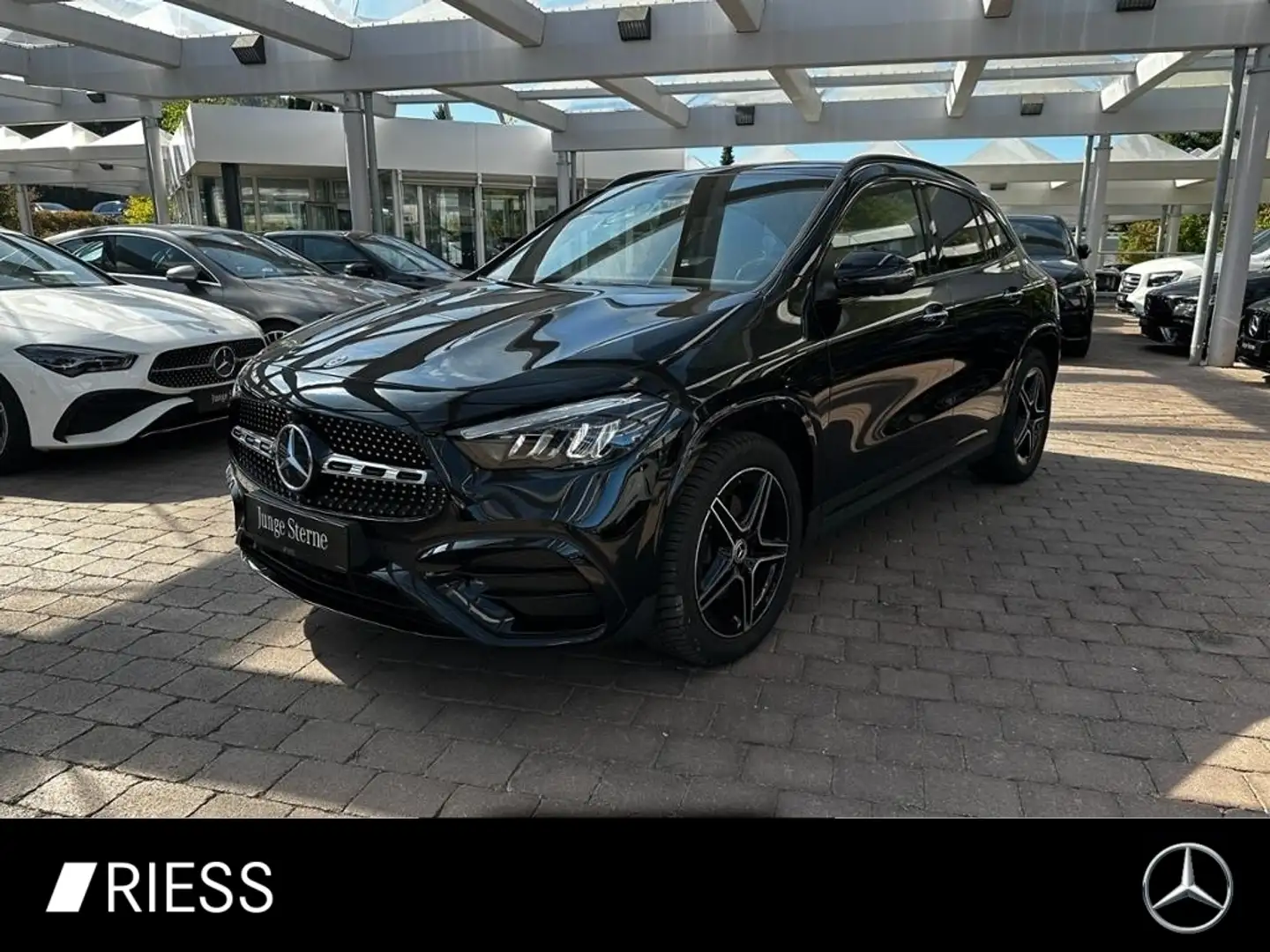Mercedes-Benz GLA 200 AMG Sport Night Distr AHK Pano Keyless 360 Schwarz - 1