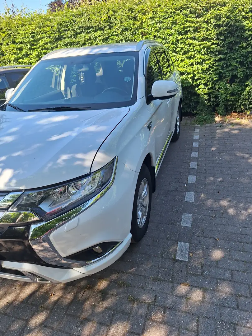 Mitsubishi Outlander 2.4 4WD Plug-In Hybrid - 1