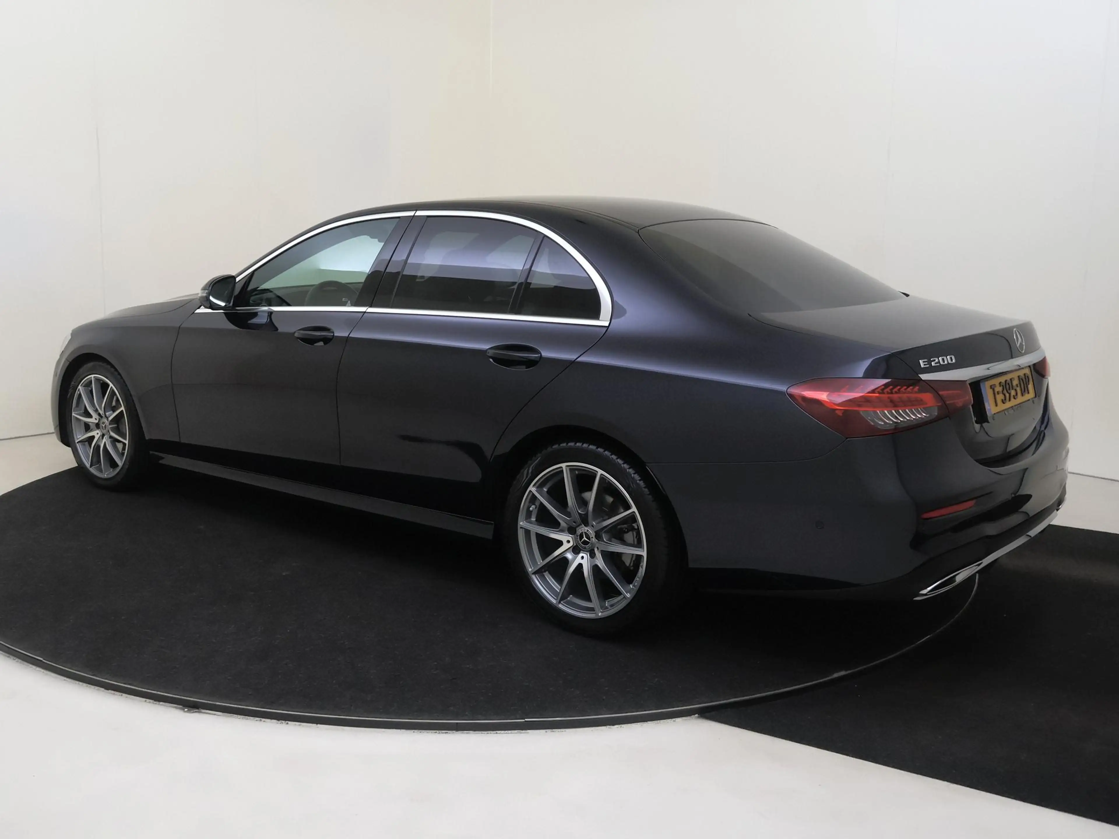 Mercedes-Benz E 200 AMG Line — photo 3