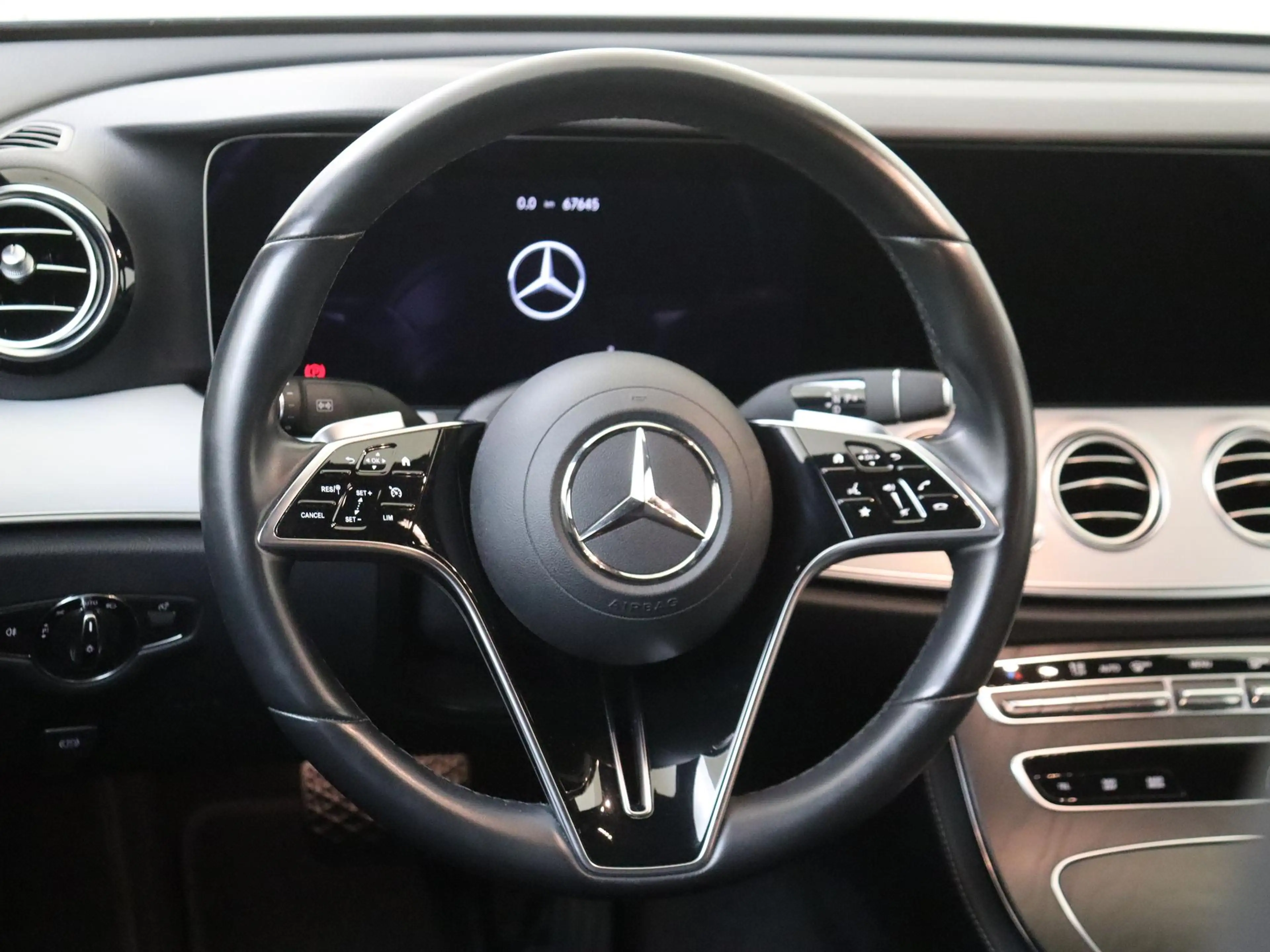 Mercedes-Benz E 200 AMG Line — photo 10