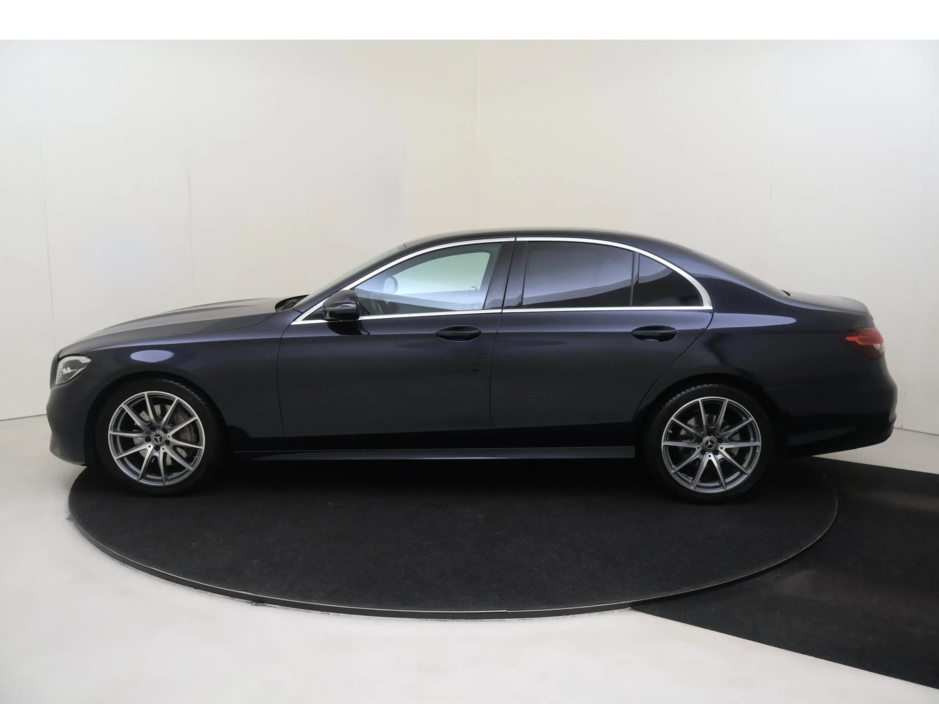 Mercedes-Benz E 200 AMG Line — photo 8