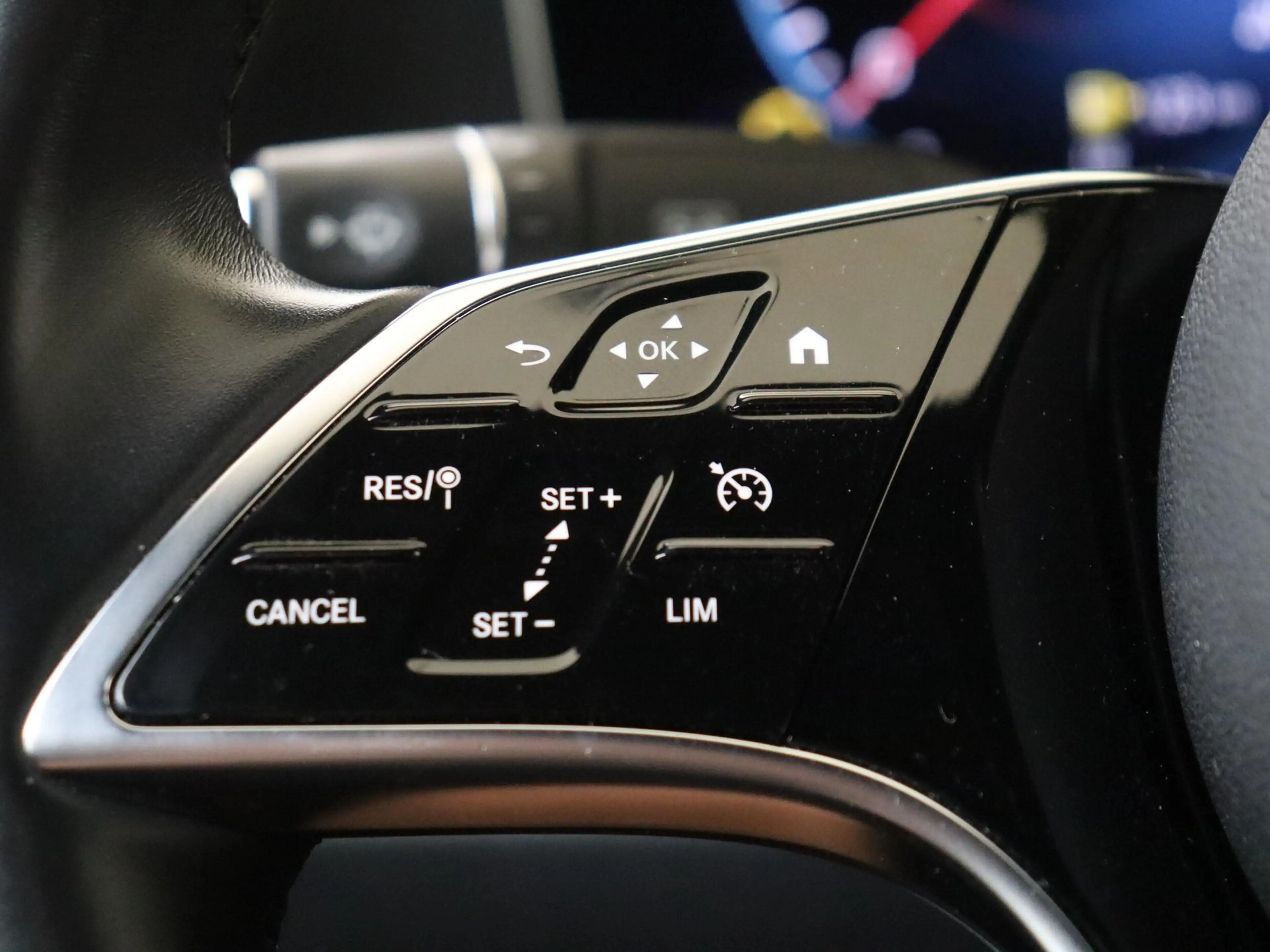 Mercedes-Benz E 200 AMG Line — photo 12