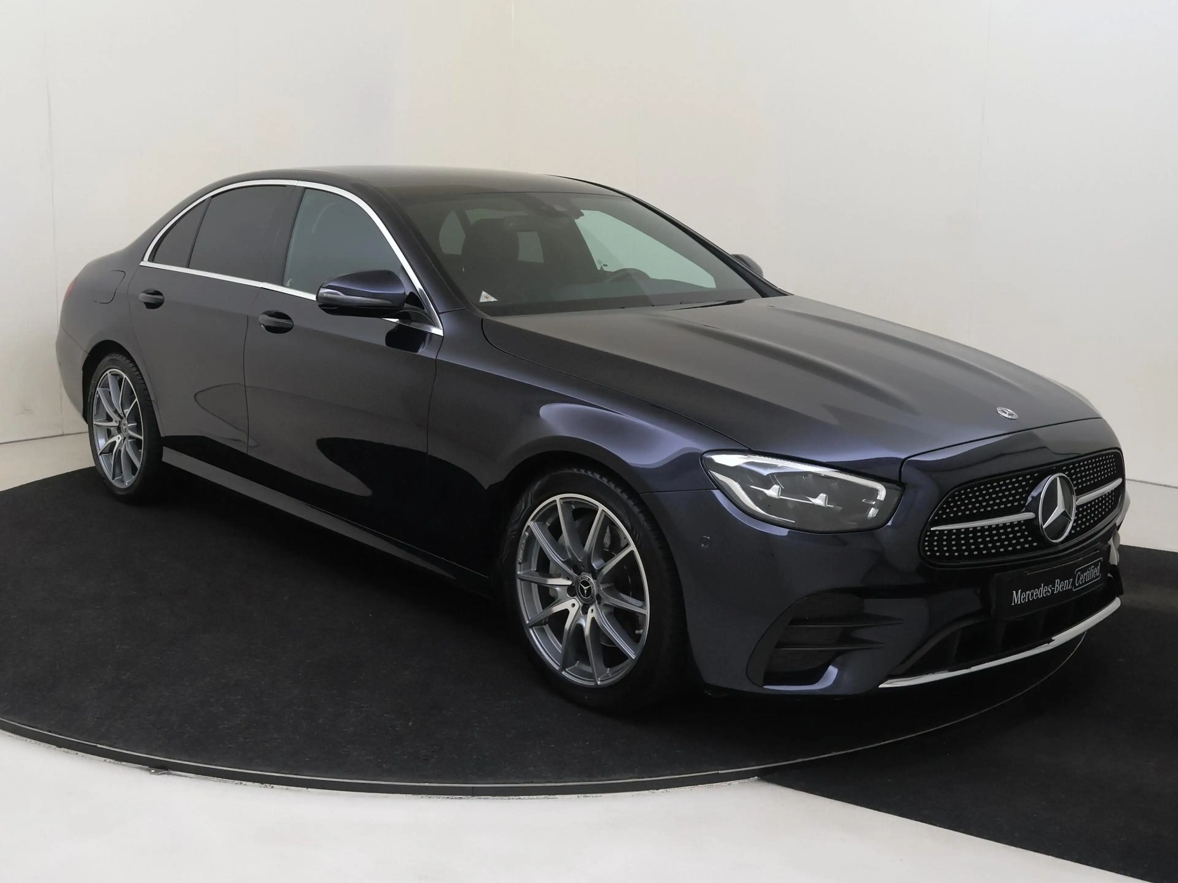Mercedes-Benz E 200 AMG Line — photo 2