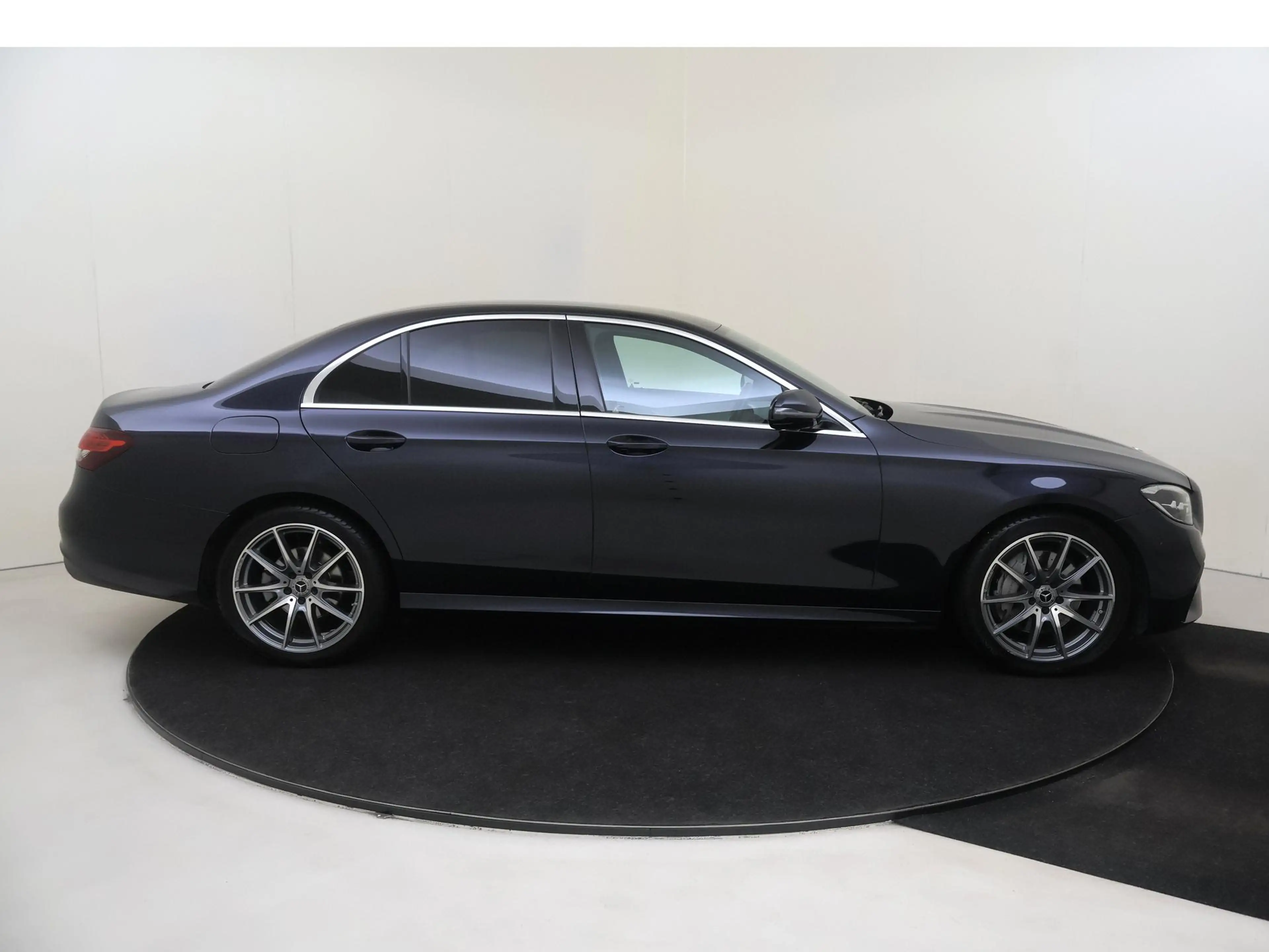 Mercedes-Benz E 200 AMG Line — photo 9
