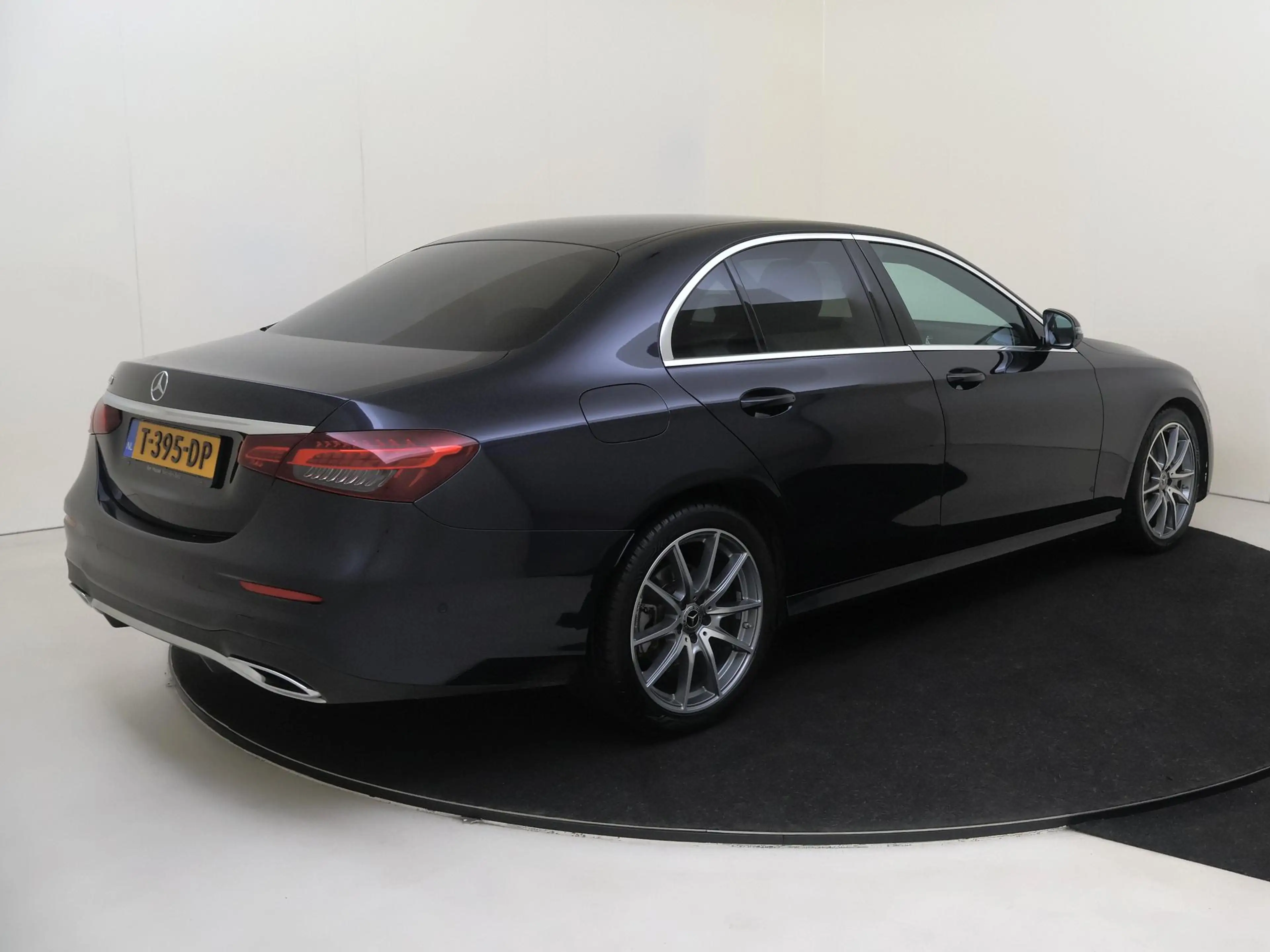 Mercedes-Benz E 200 AMG Line — photo 4