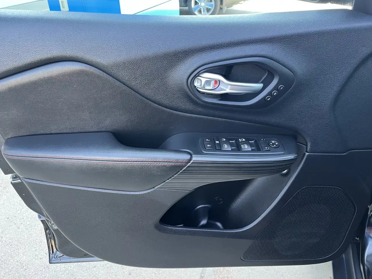 Jeep Cherokee снимка Jeep Cherokee