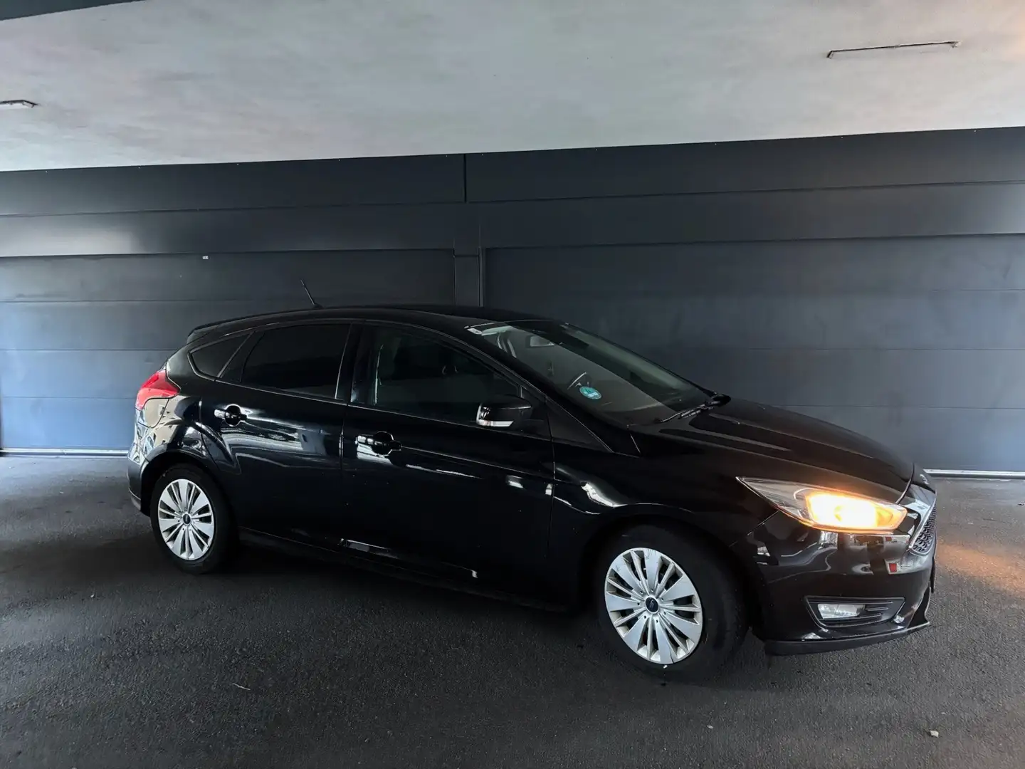 Ford Focus Trend Schwarz - 1