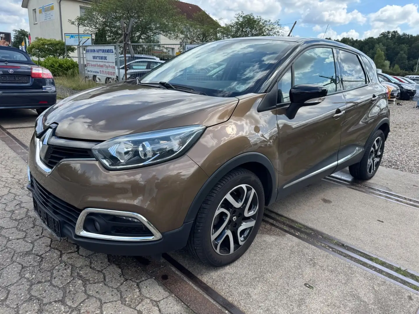 Renault Captur Elysee 1,5*Kamera*Navi*Leder*SH-Gepflegt* Braun - 1