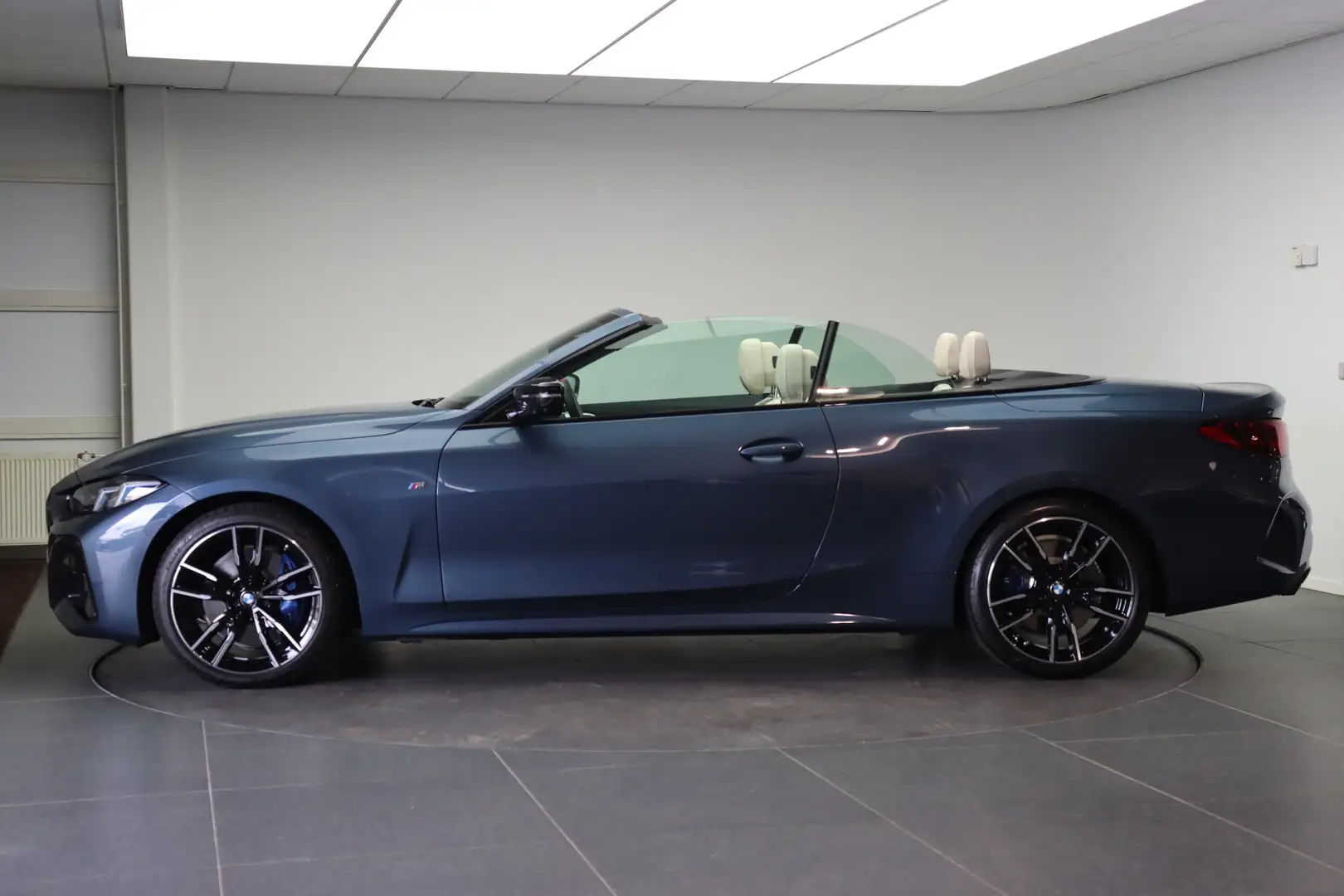 BMW 440 4 Serie Cabrio M440i xDrive High Executive Automaa Blauw - 2