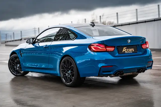 BMW M4 view 3