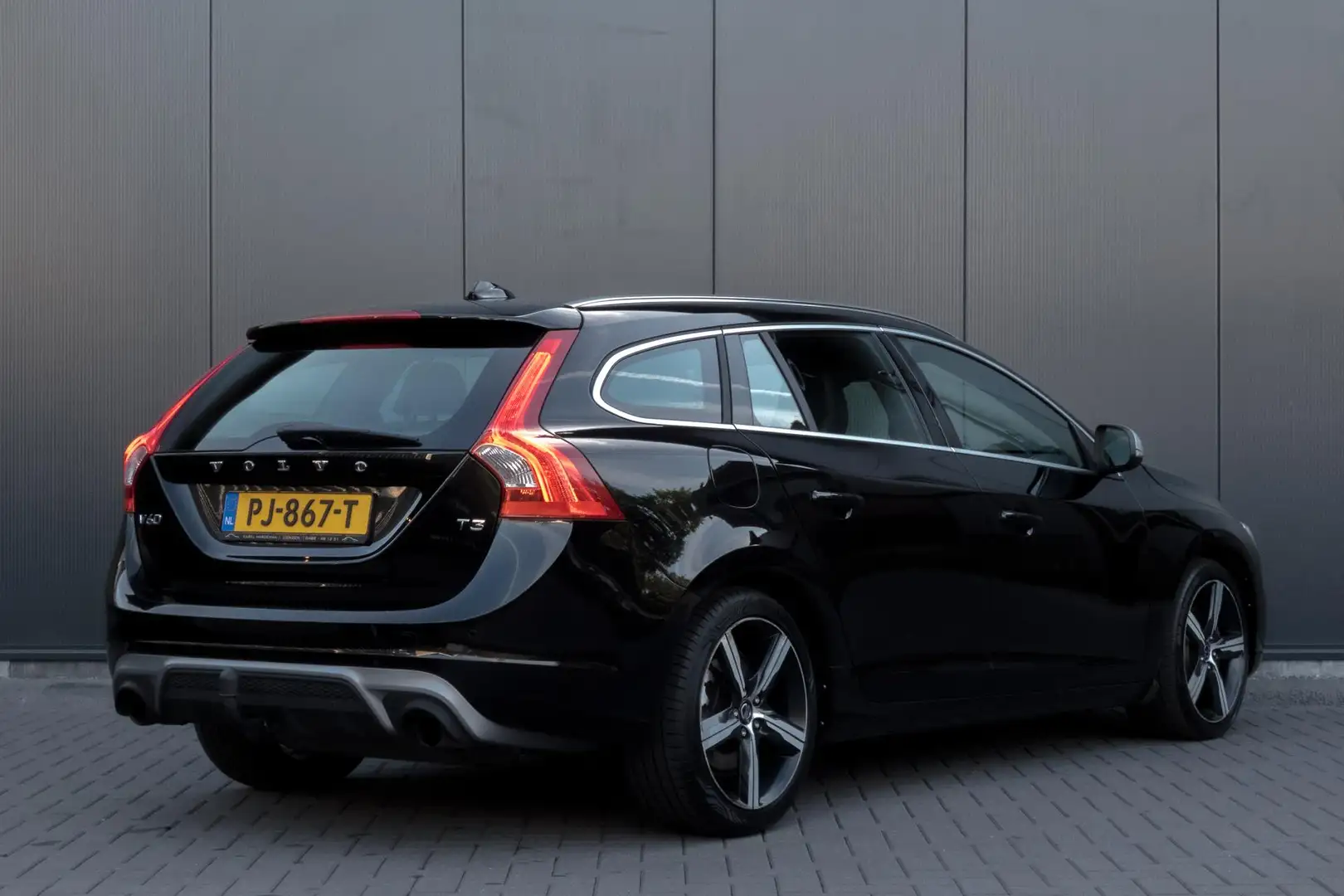 Volvo V60 1.5 T3 Nordic+ | R-DESIGN | TREKHAAK | PDC | STOEL Zwart - 2