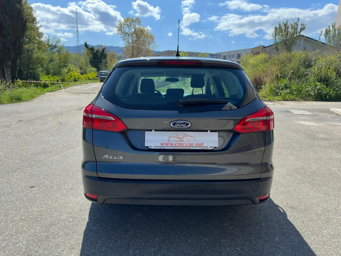 Ford Focus Focus SW 1.5 tdci Titanium s Grau - 2
