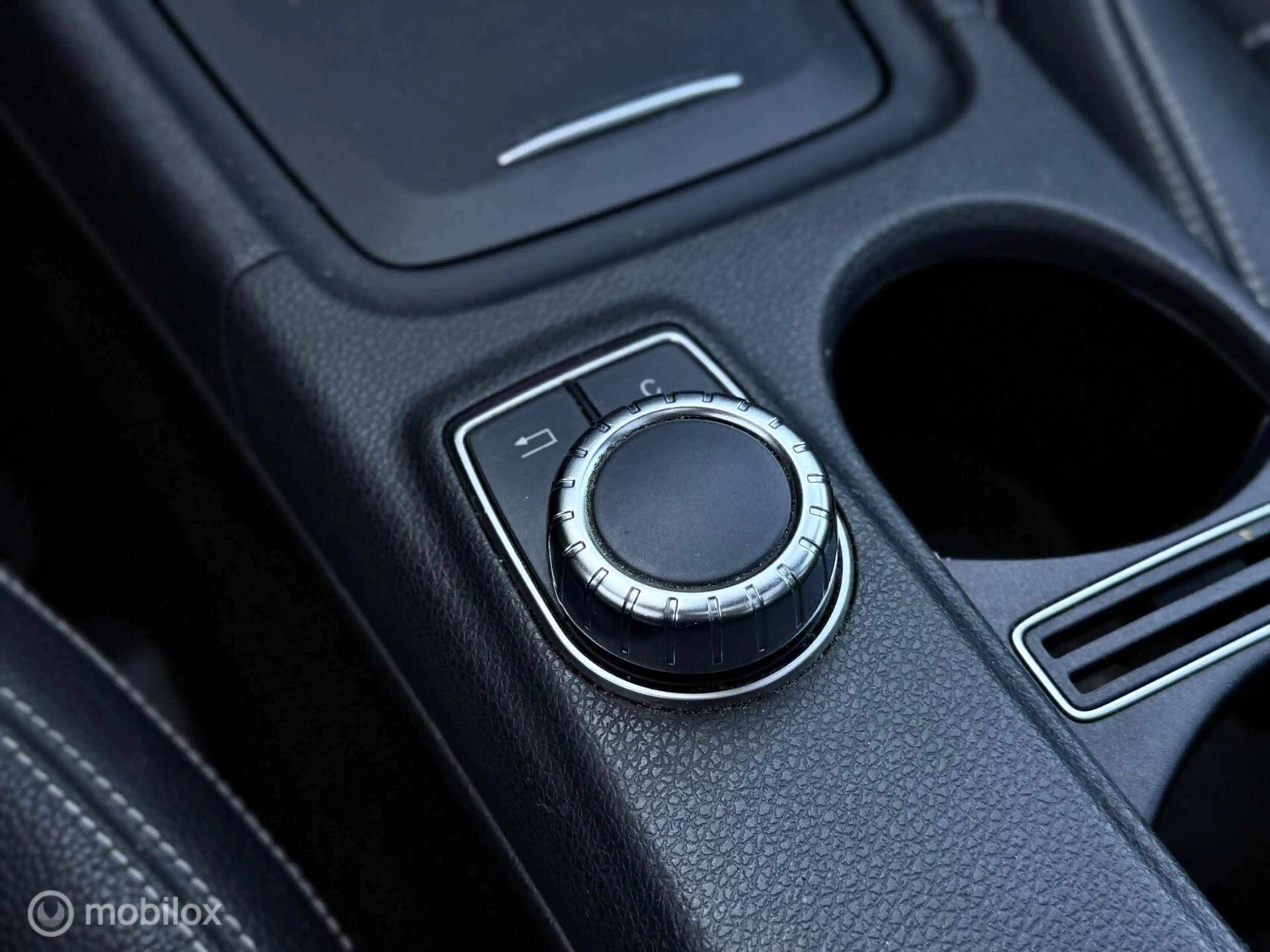 Mercedes-Benz GLA 200 |Pano |Harman & kardon |Blind spot — photo 28