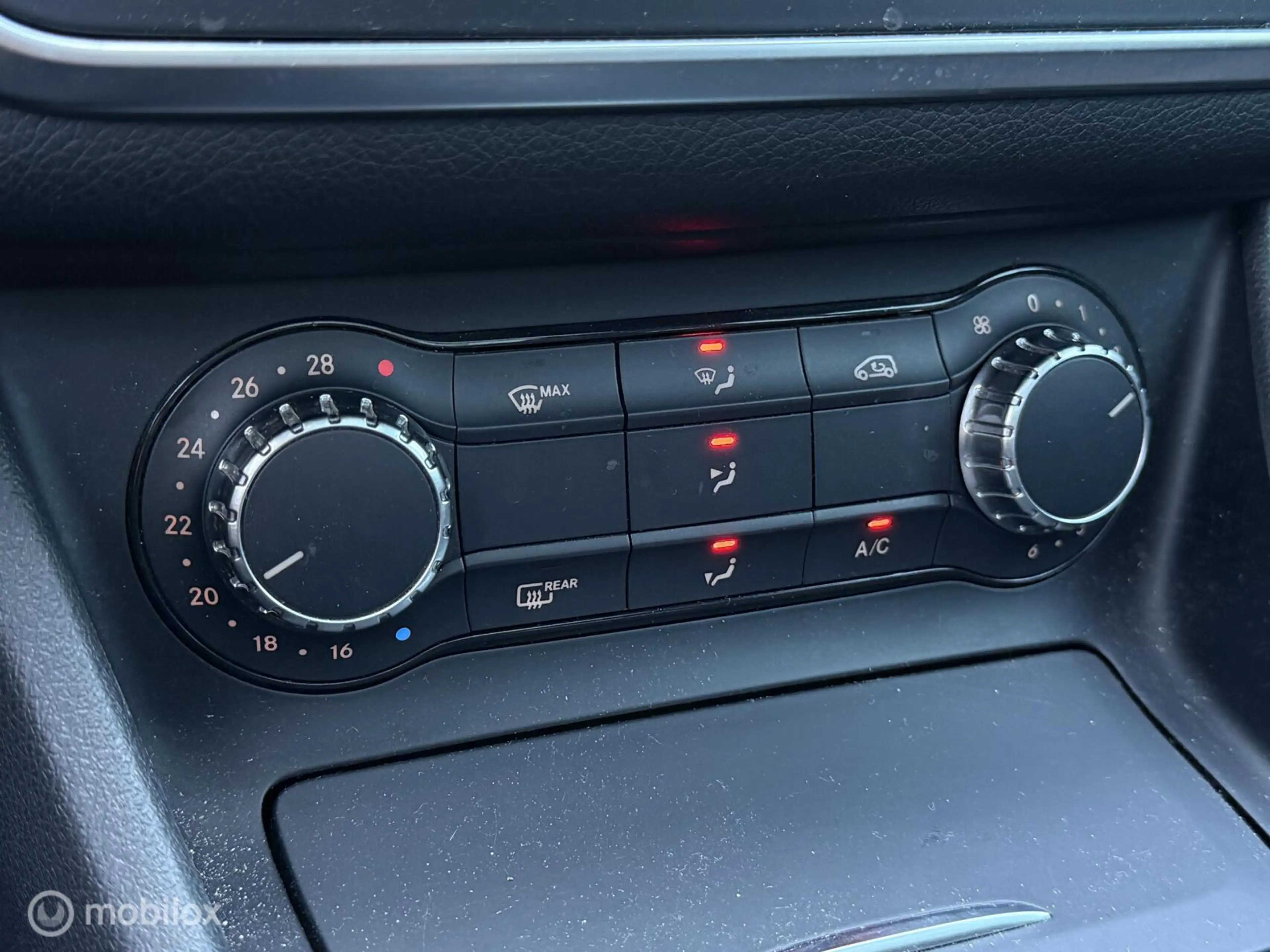 Mercedes-Benz GLA 200 |Pano |Harman & kardon |Blind spot — photo 29
