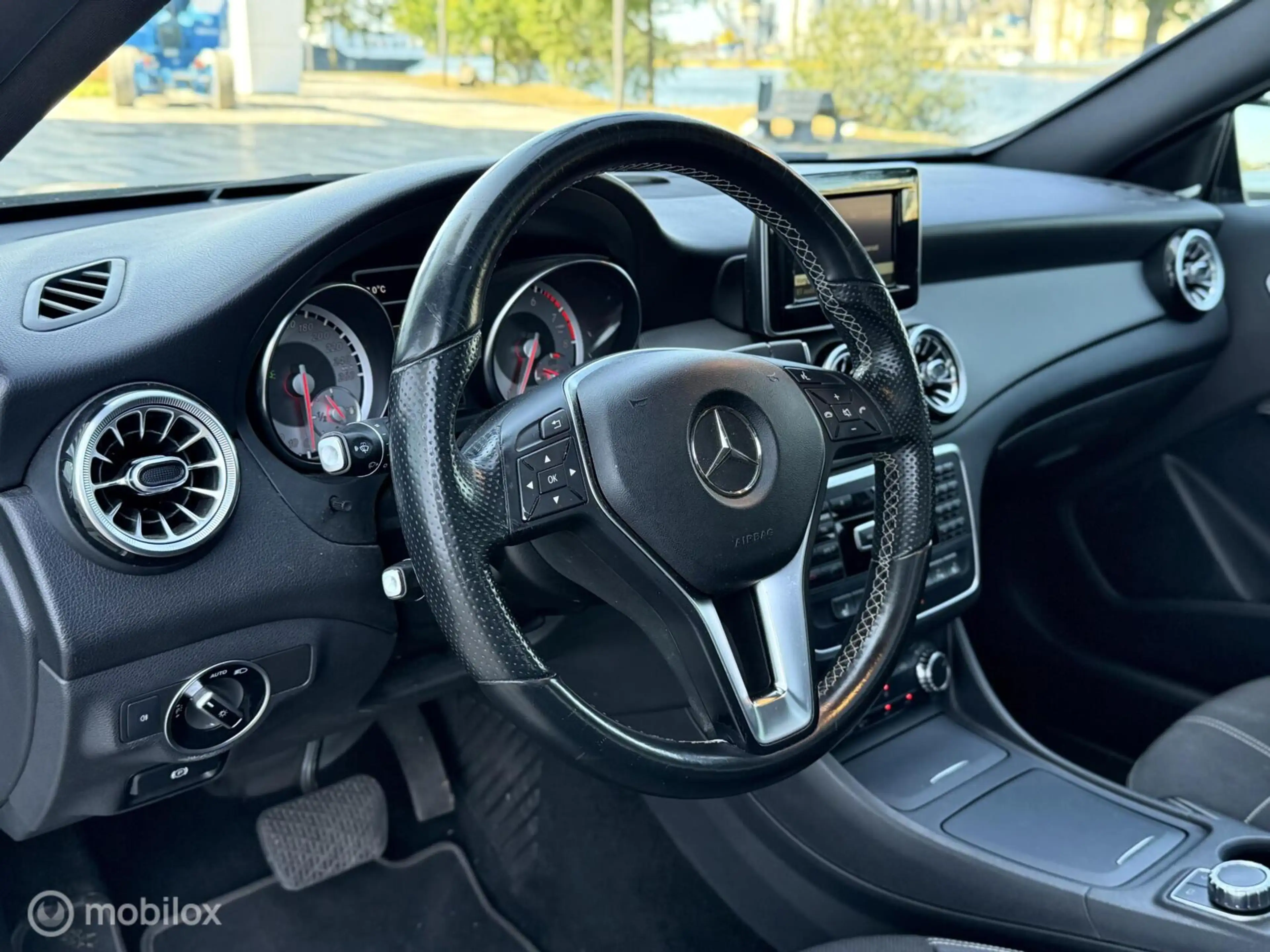 Mercedes-Benz GLA 200 |Pano |Harman & kardon |Blind spot — photo 3