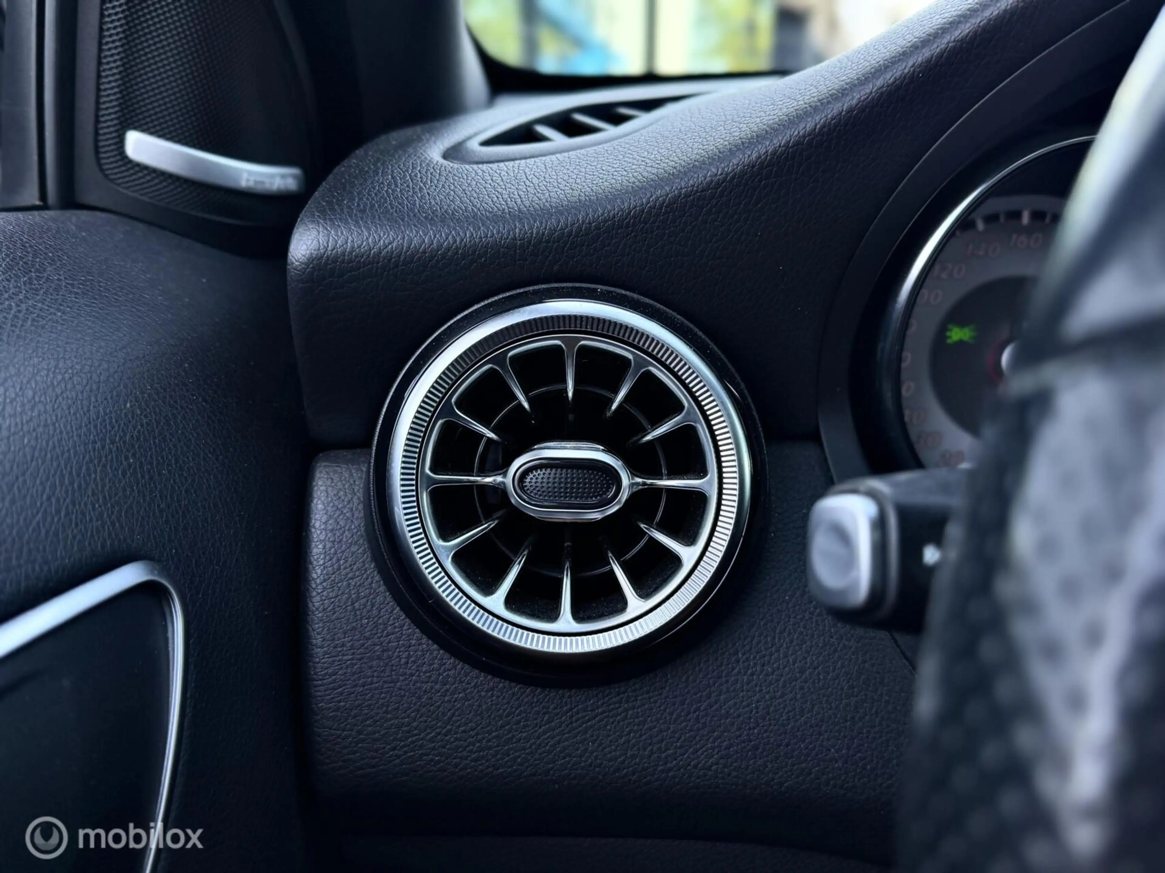 Mercedes-Benz GLA 200 |Pano |Harman & kardon |Blind spot — photo 23