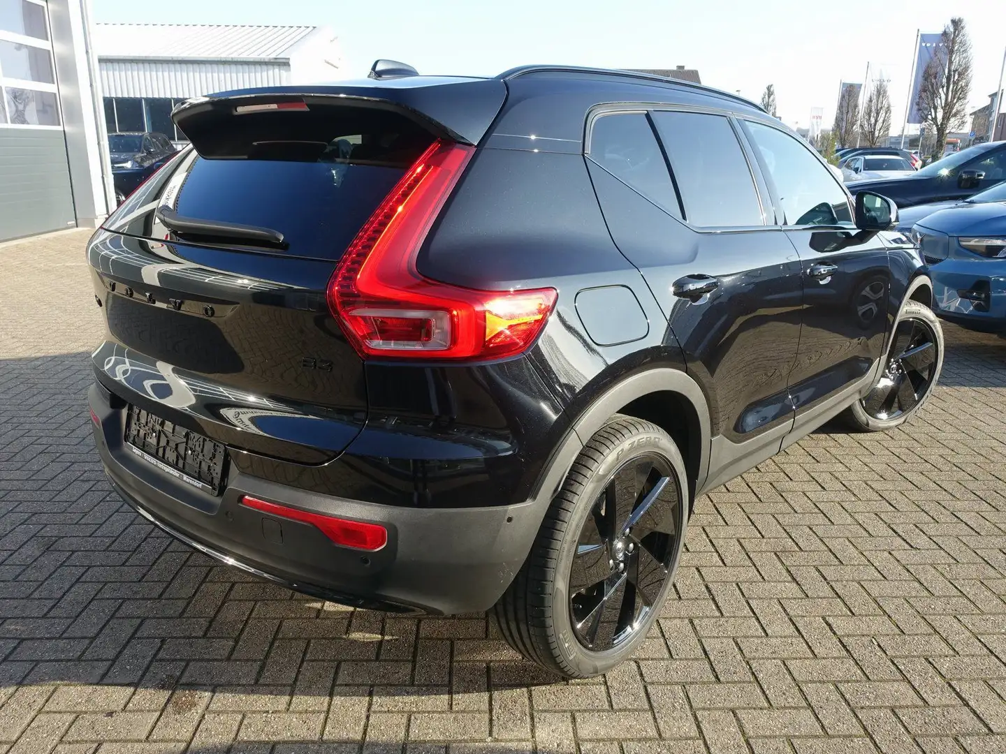 Volvo XC40 Black Edition Plus B3/360°/H&K/Memory/BLIS Schwarz - 2