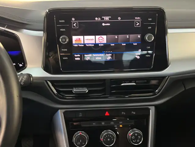 Volkswagen T-Roc view 9